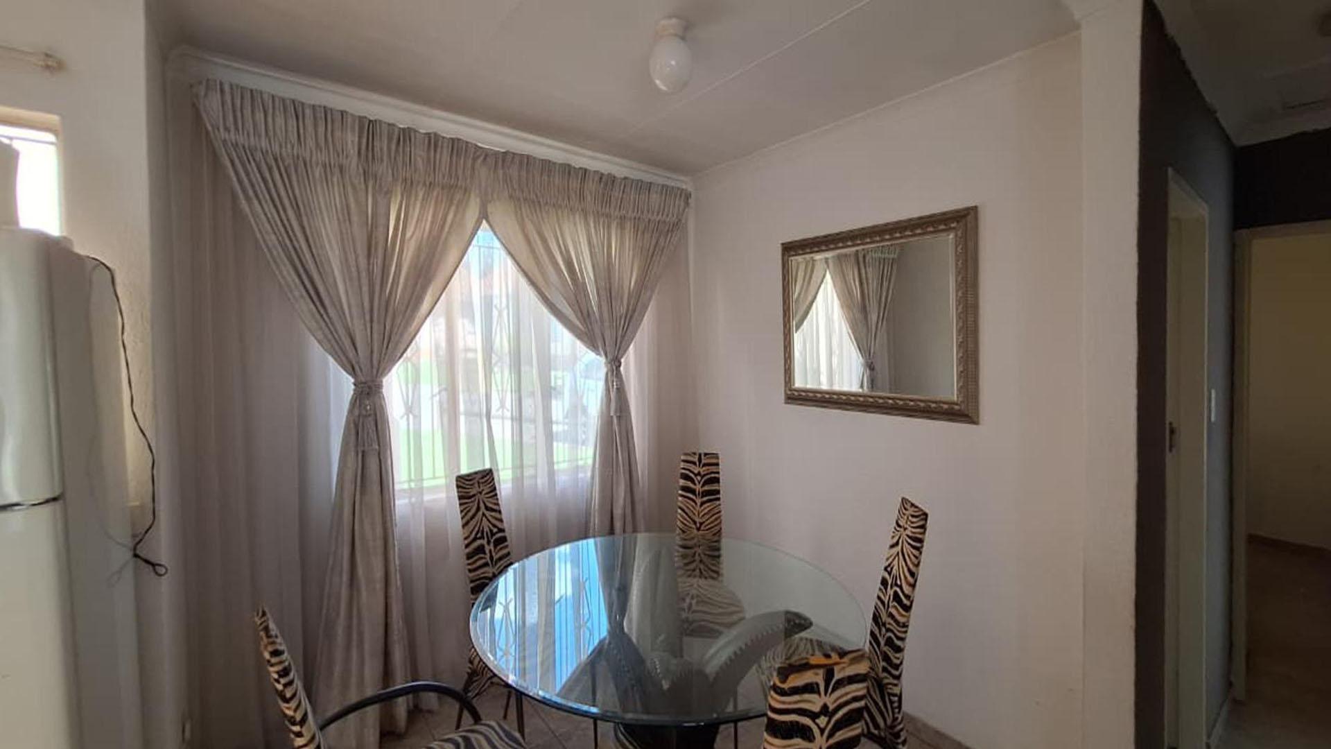 Dining Room - 8 square meters of property in Kew