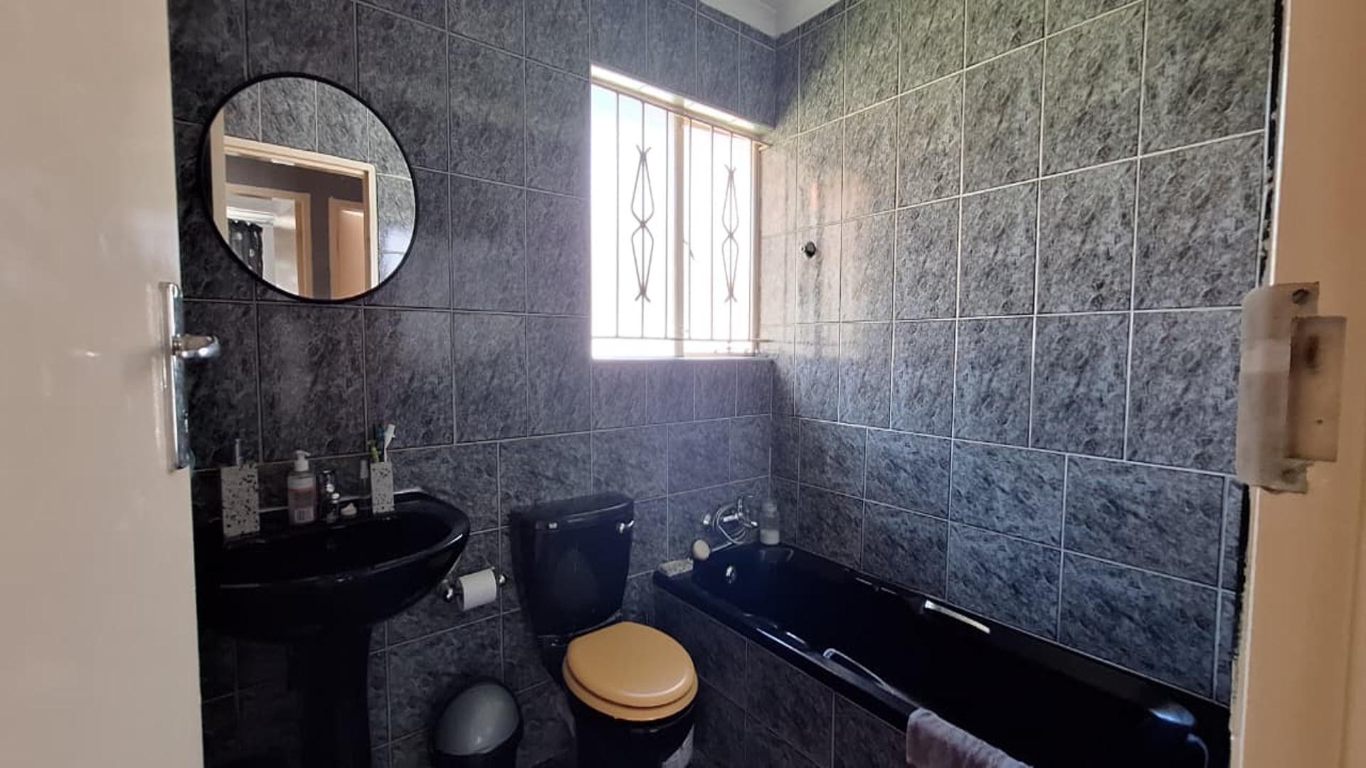 Bathroom 1 - 5 square meters of property in Kew