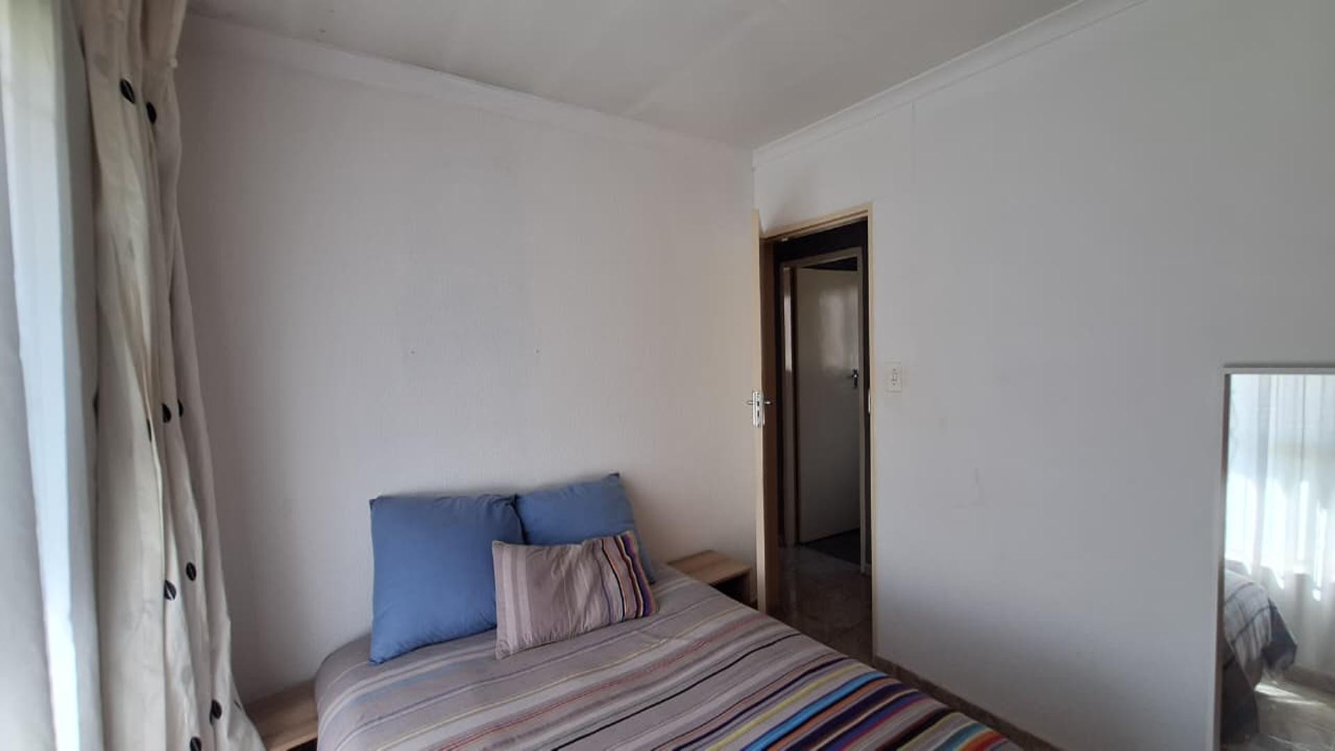 Main Bedroom - 12 square meters of property in Kew