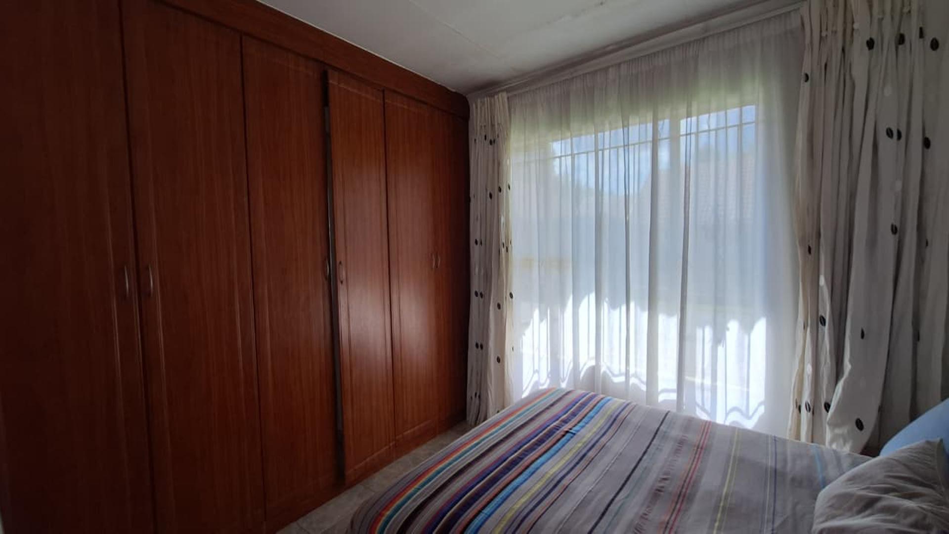 Main Bedroom - 12 square meters of property in Kew