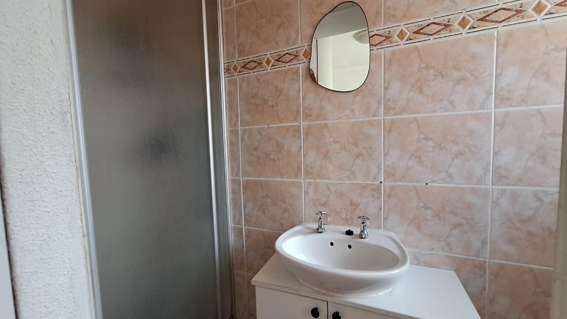 Main Bathroom - 4 square meters of property in Kew