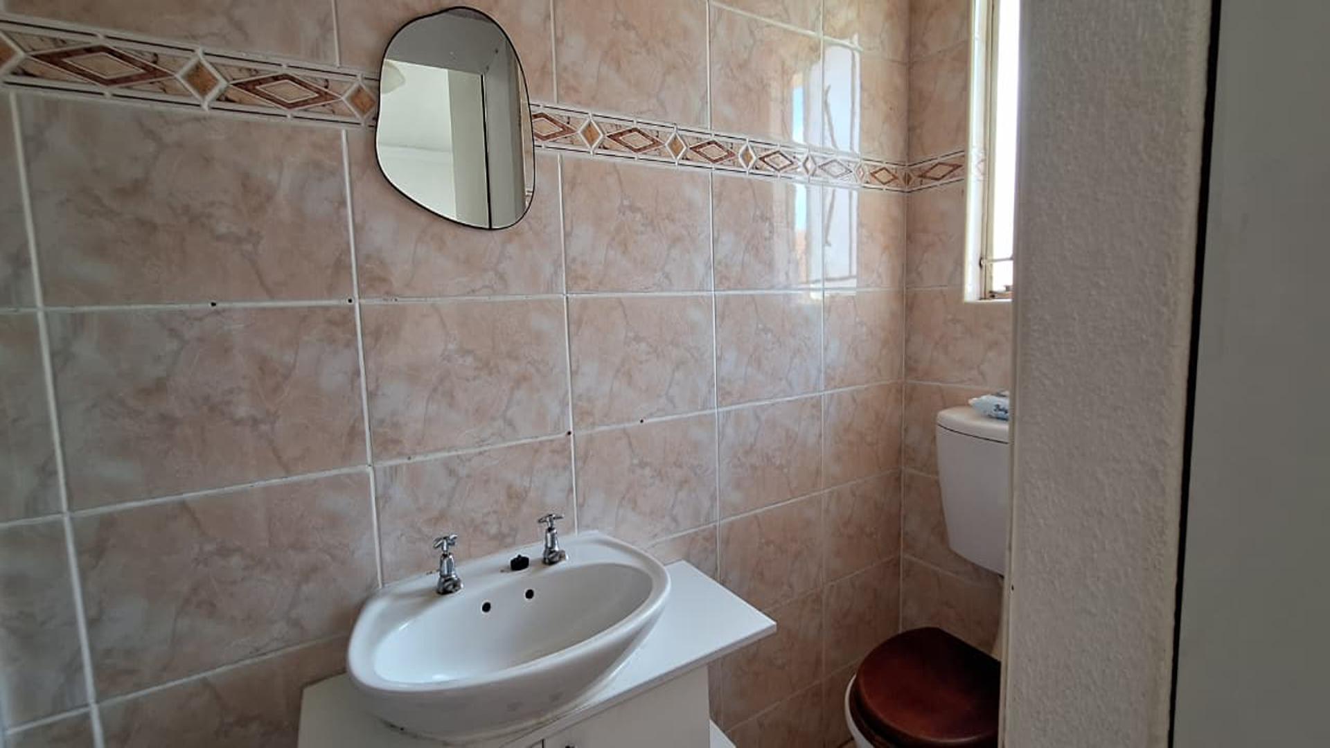 Main Bathroom - 4 square meters of property in Kew