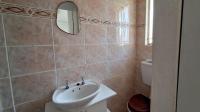 Main Bathroom - 4 square meters of property in Kew