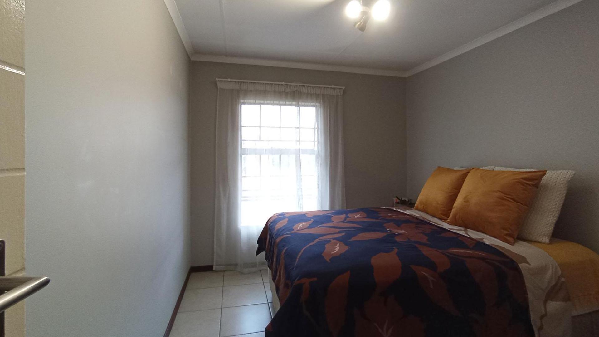 Bed Room 2 - 12 square meters of property in Sagewood
