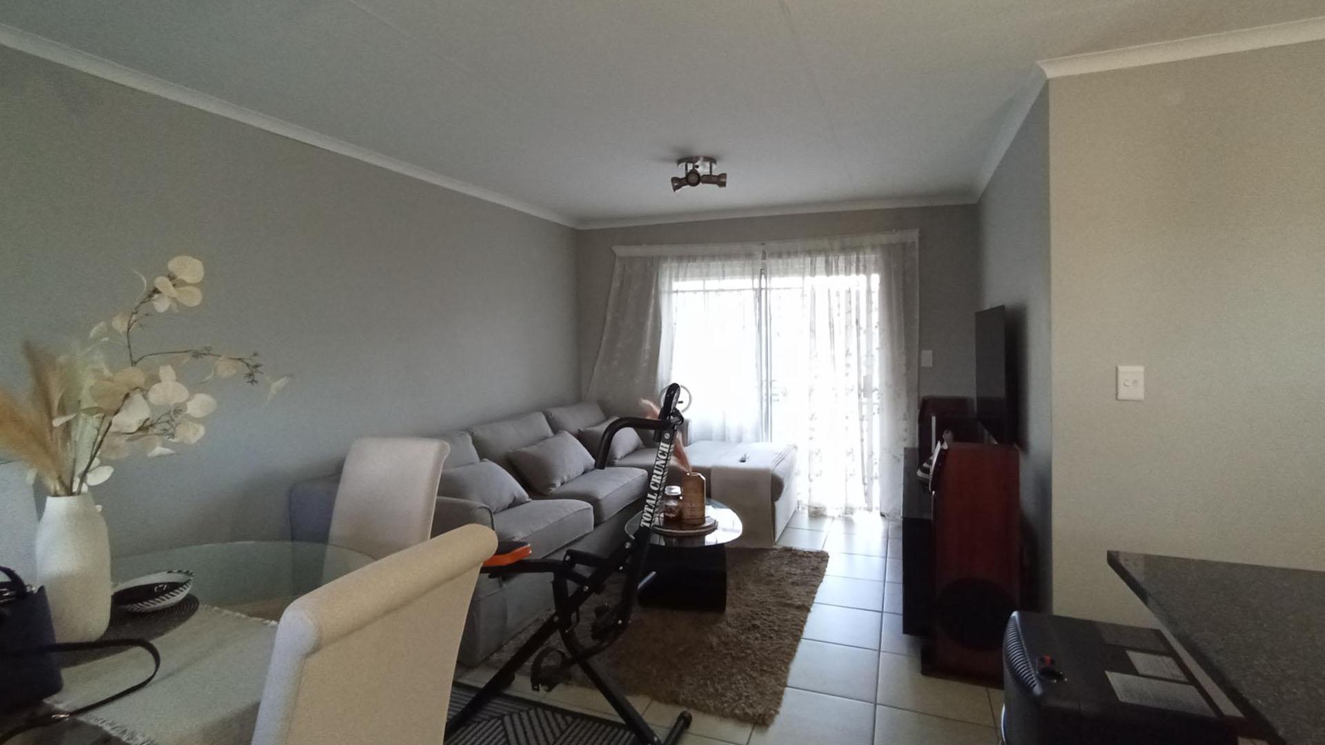 Lounges - 20 square meters of property in Sagewood