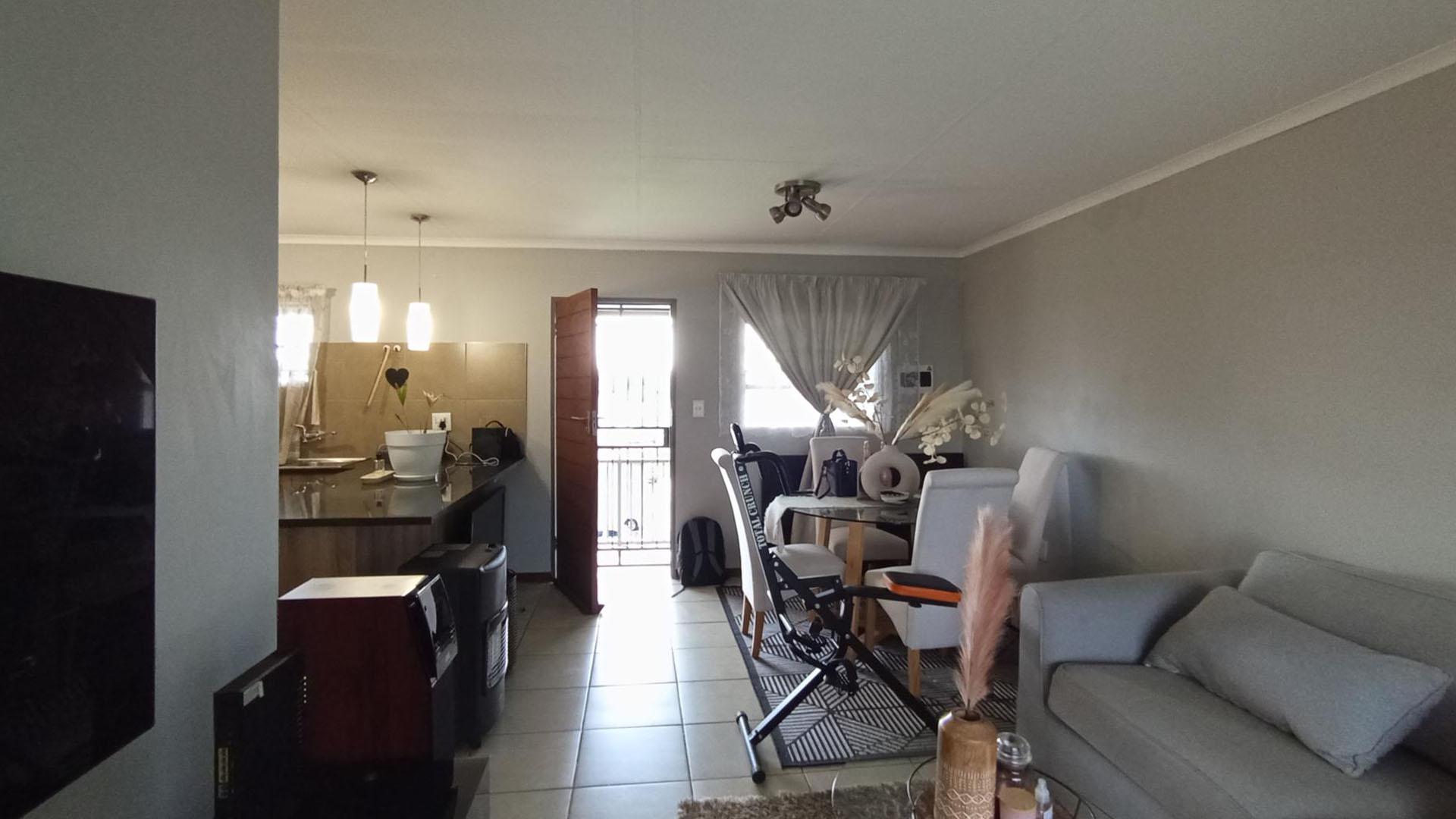 Lounges - 20 square meters of property in Sagewood