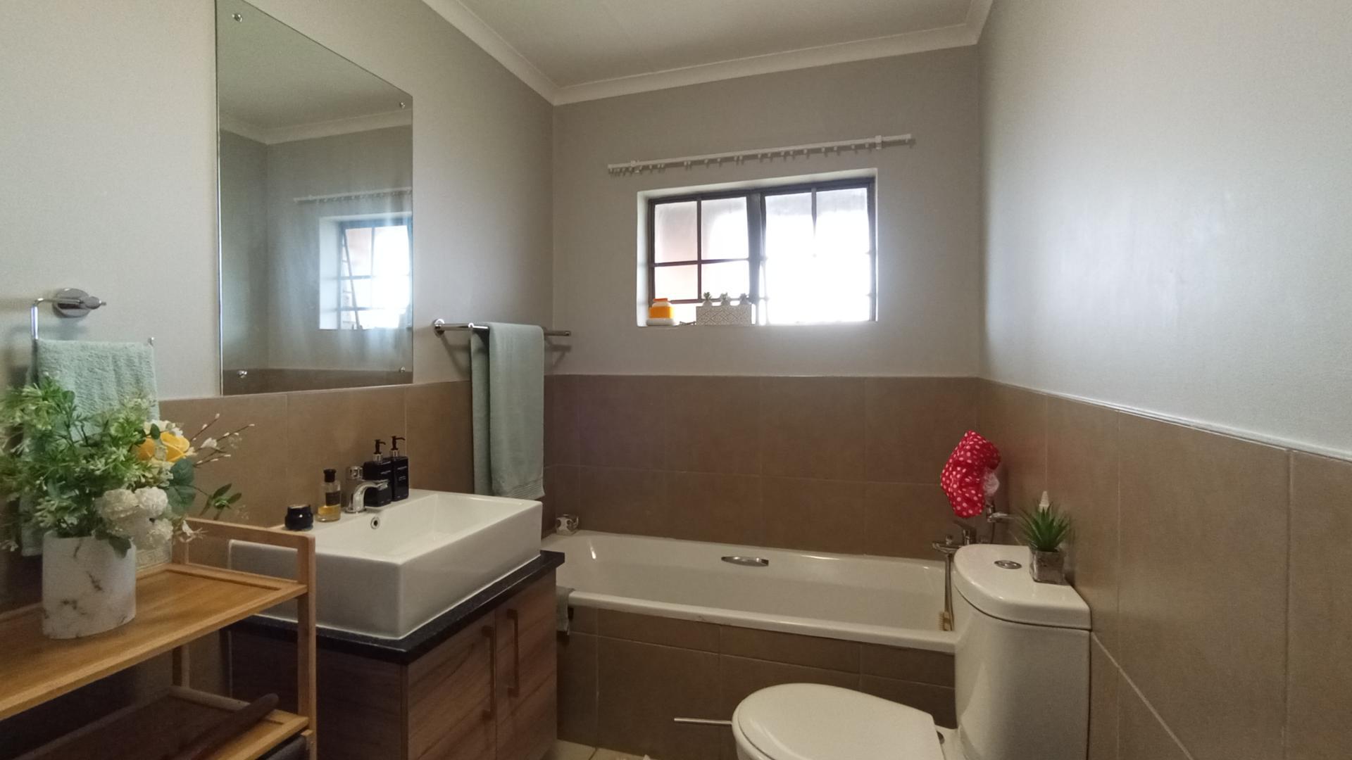 Bathroom 1 - 6 square meters of property in Sagewood