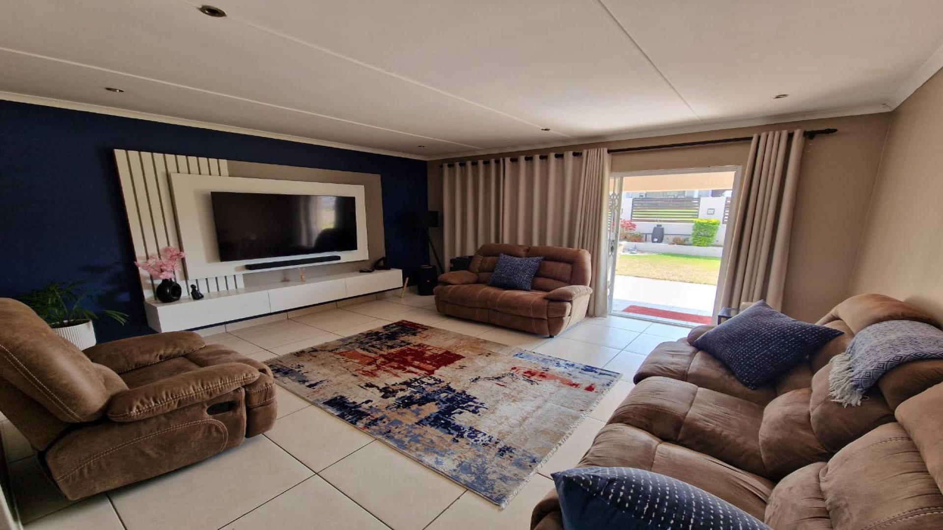 Lounges of property in Lincoln Meade