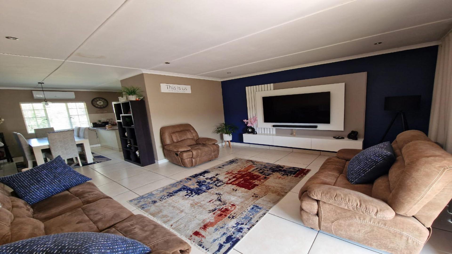 Lounges of property in Lincoln Meade