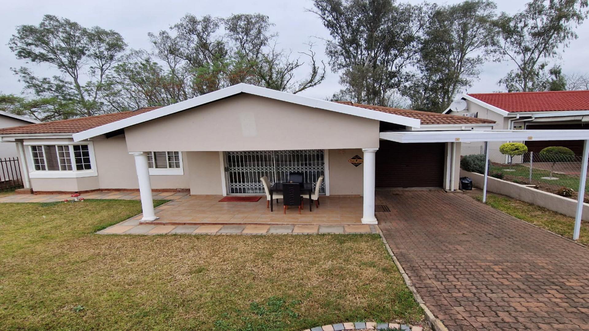 Front View of property in Lincoln Meade