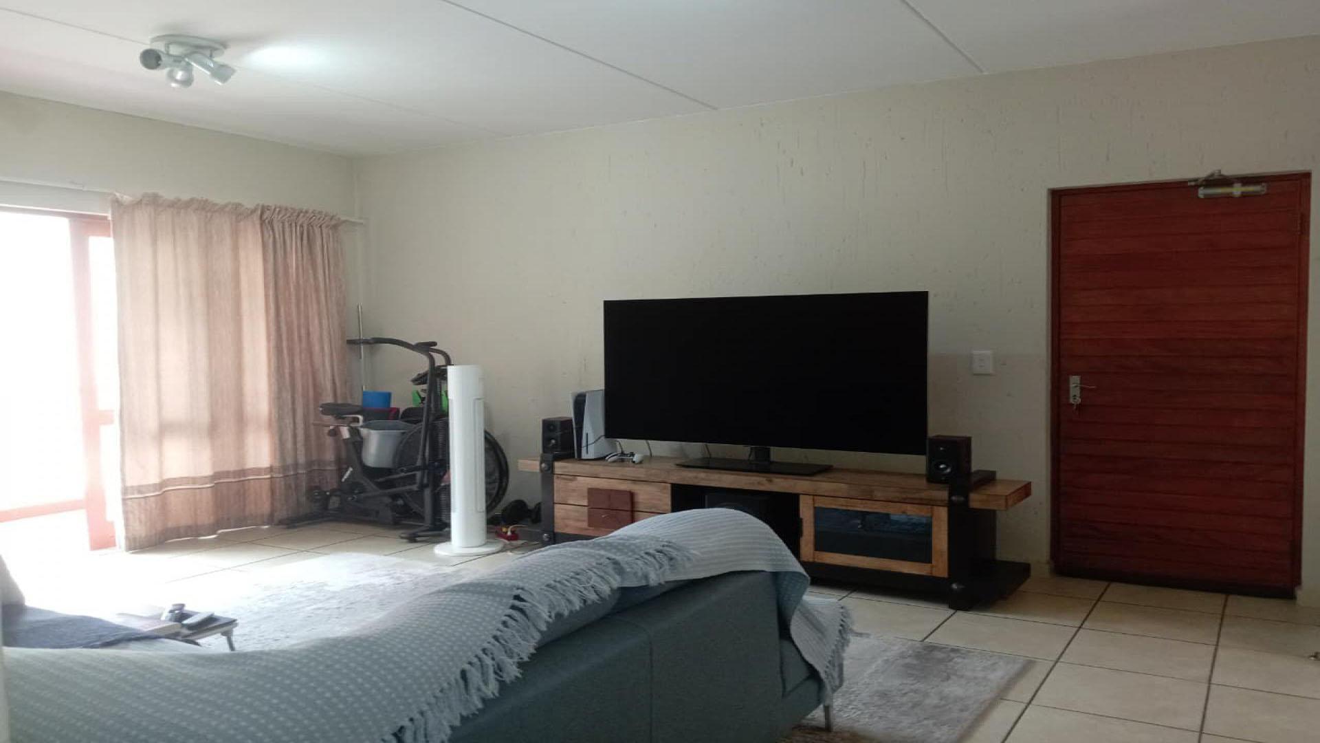 Lounges of property in Douglasdale