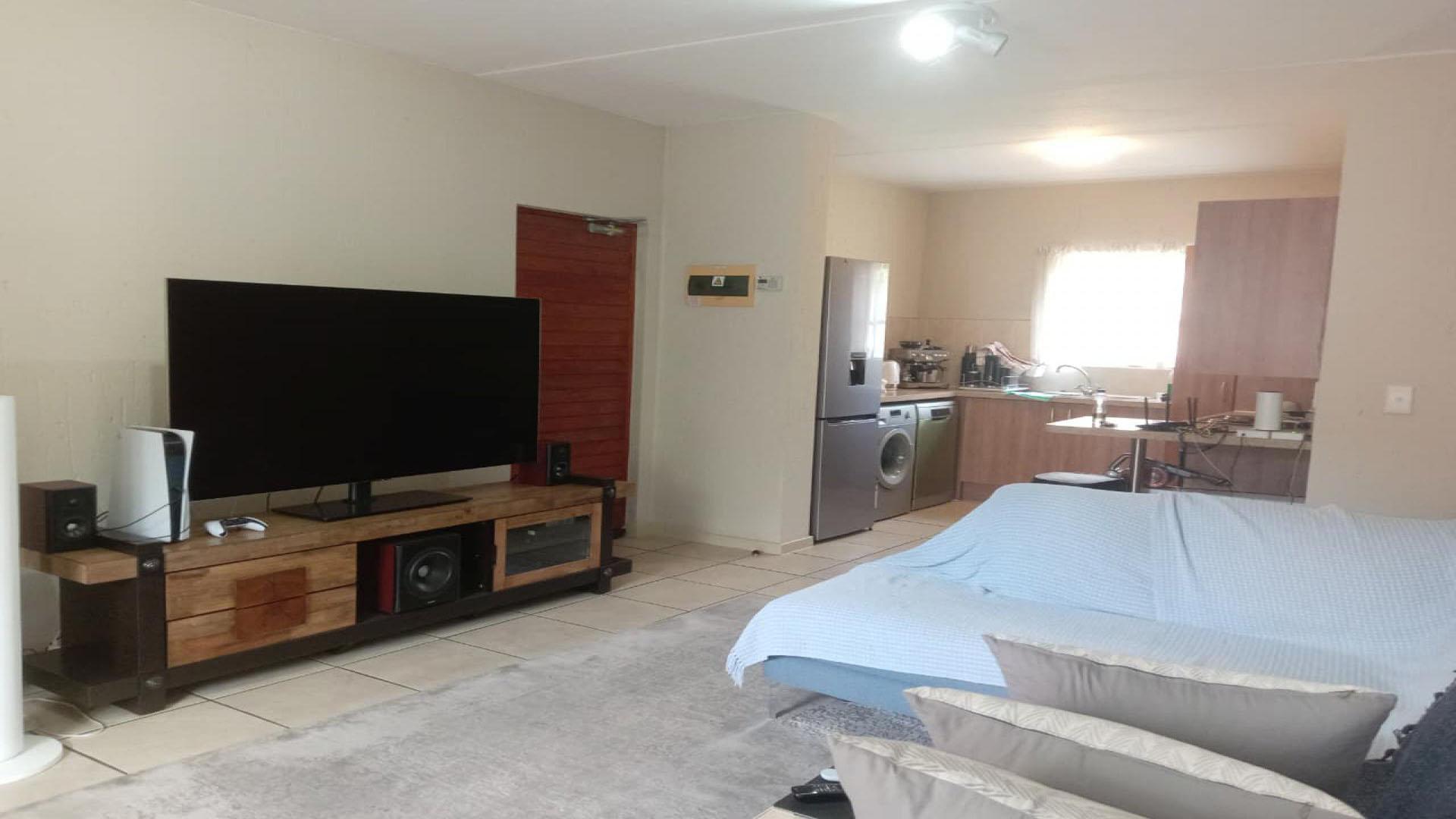 Lounges of property in Douglasdale