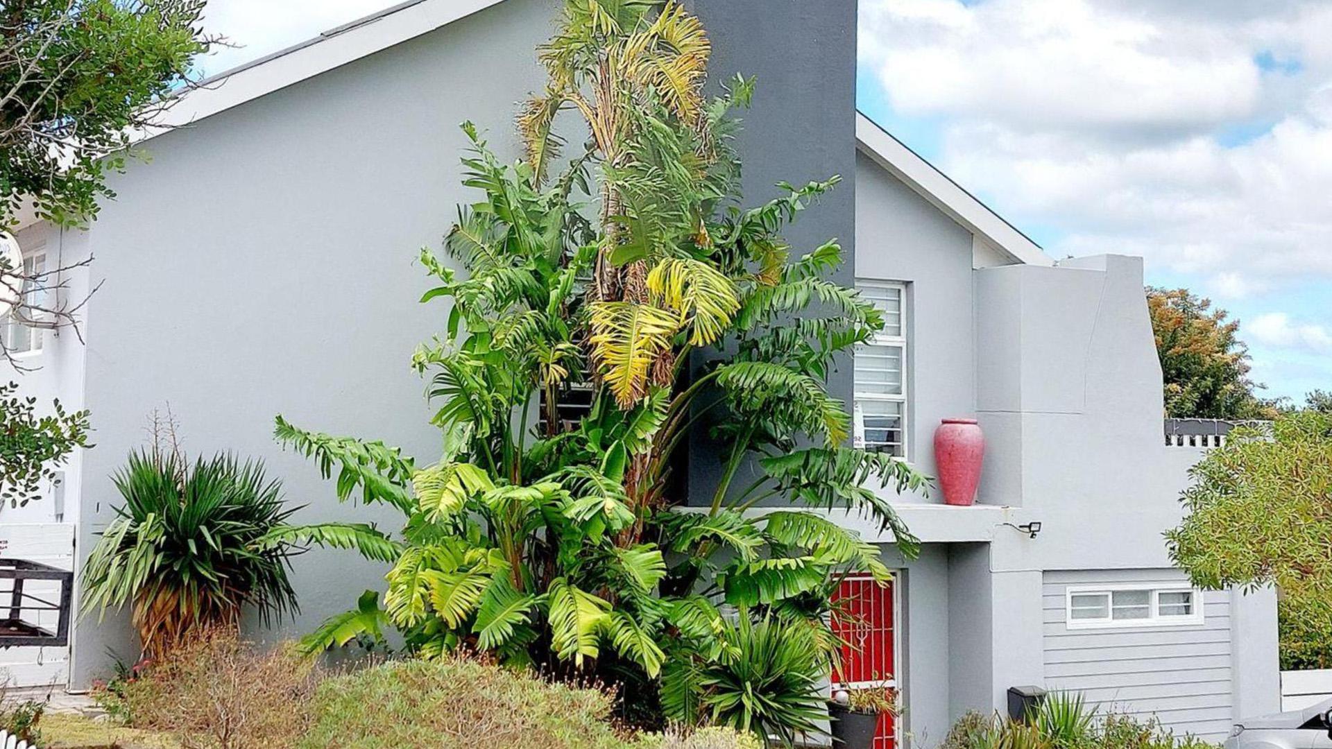 Front View of property in De Kelders