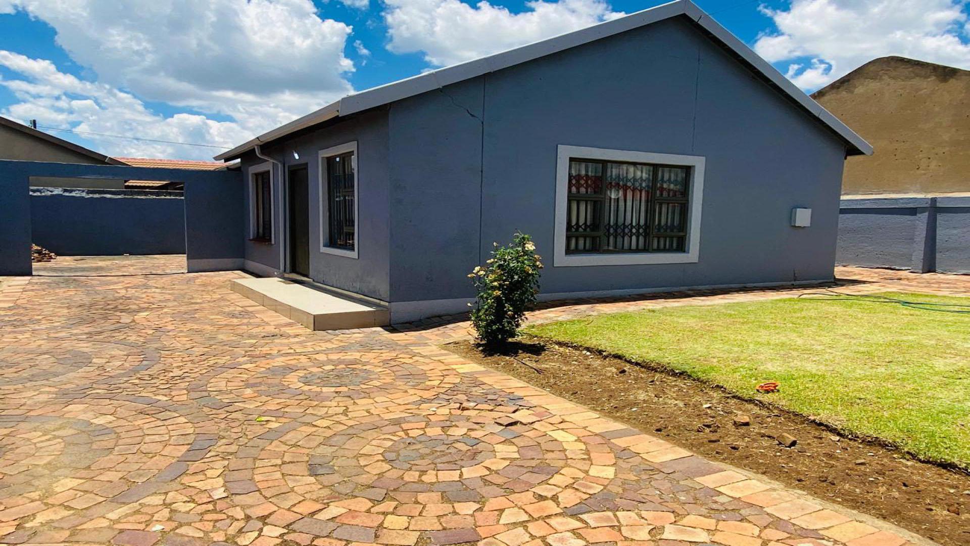 Front View of property in Protea Glen