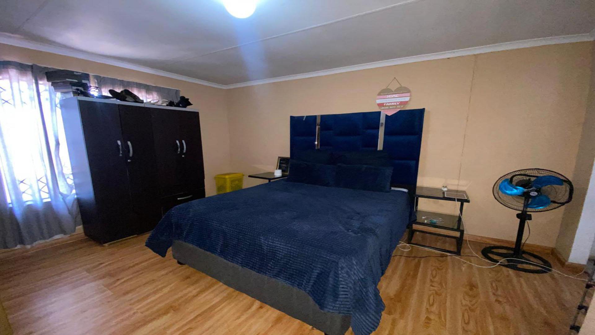 Bed Room 1 of property in Protea Glen