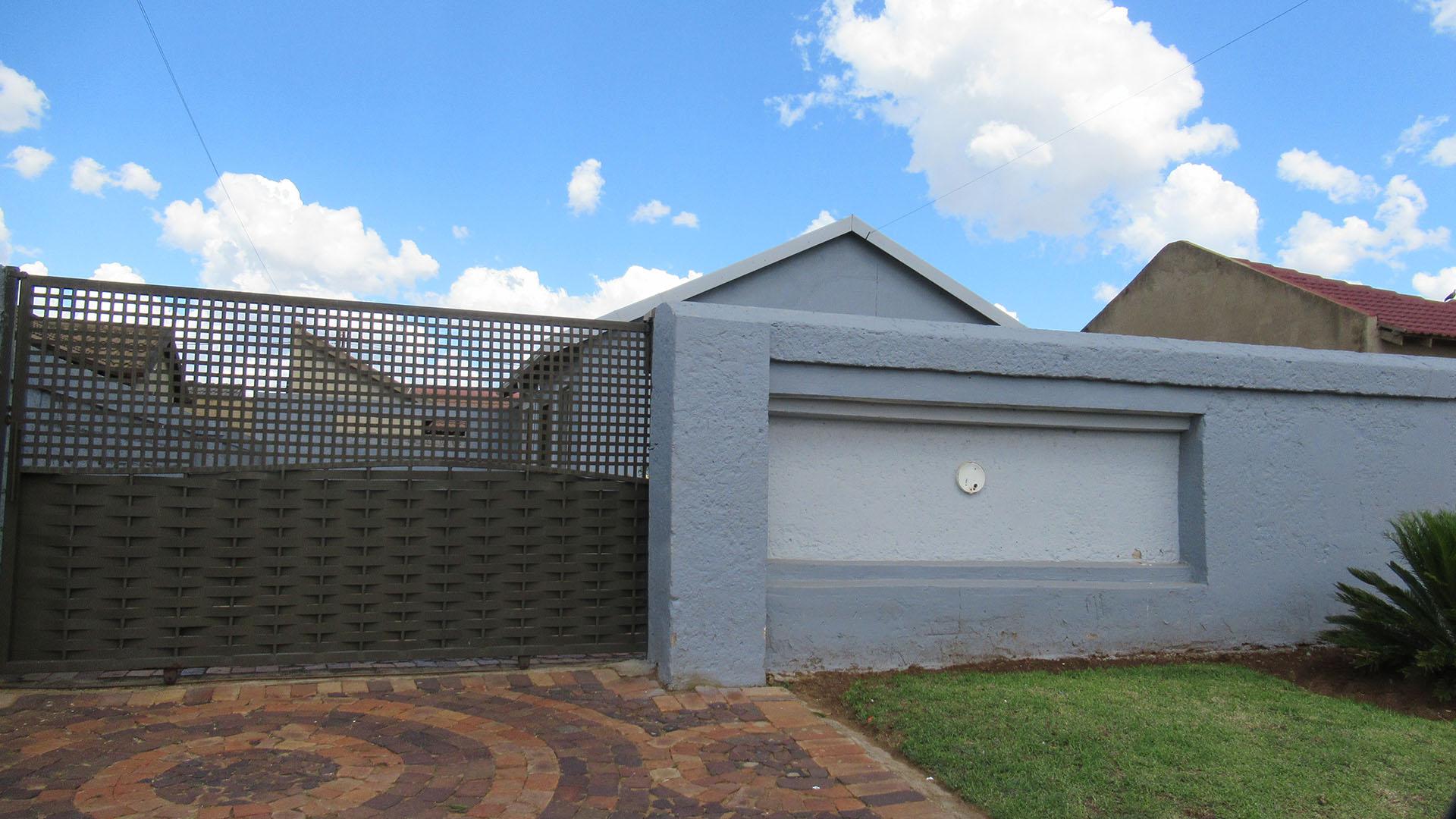 Front View of property in Protea Glen