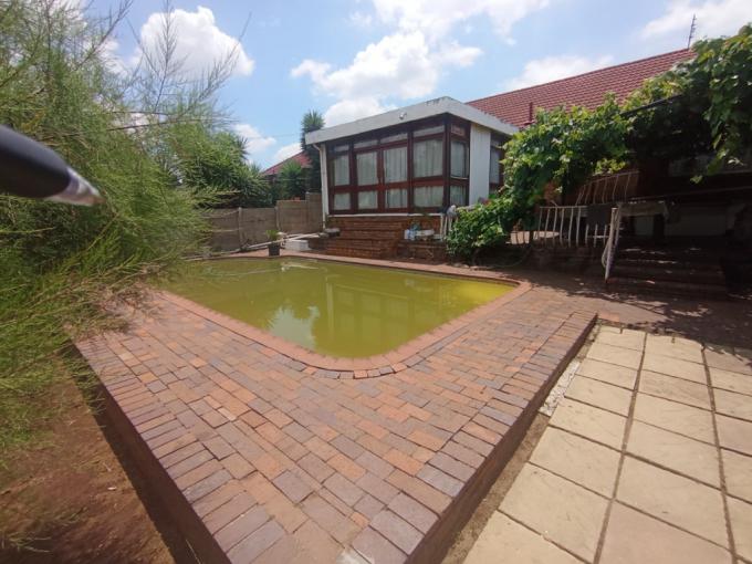4 Bedroom House for Sale For Sale in Linmeyer - MR699593