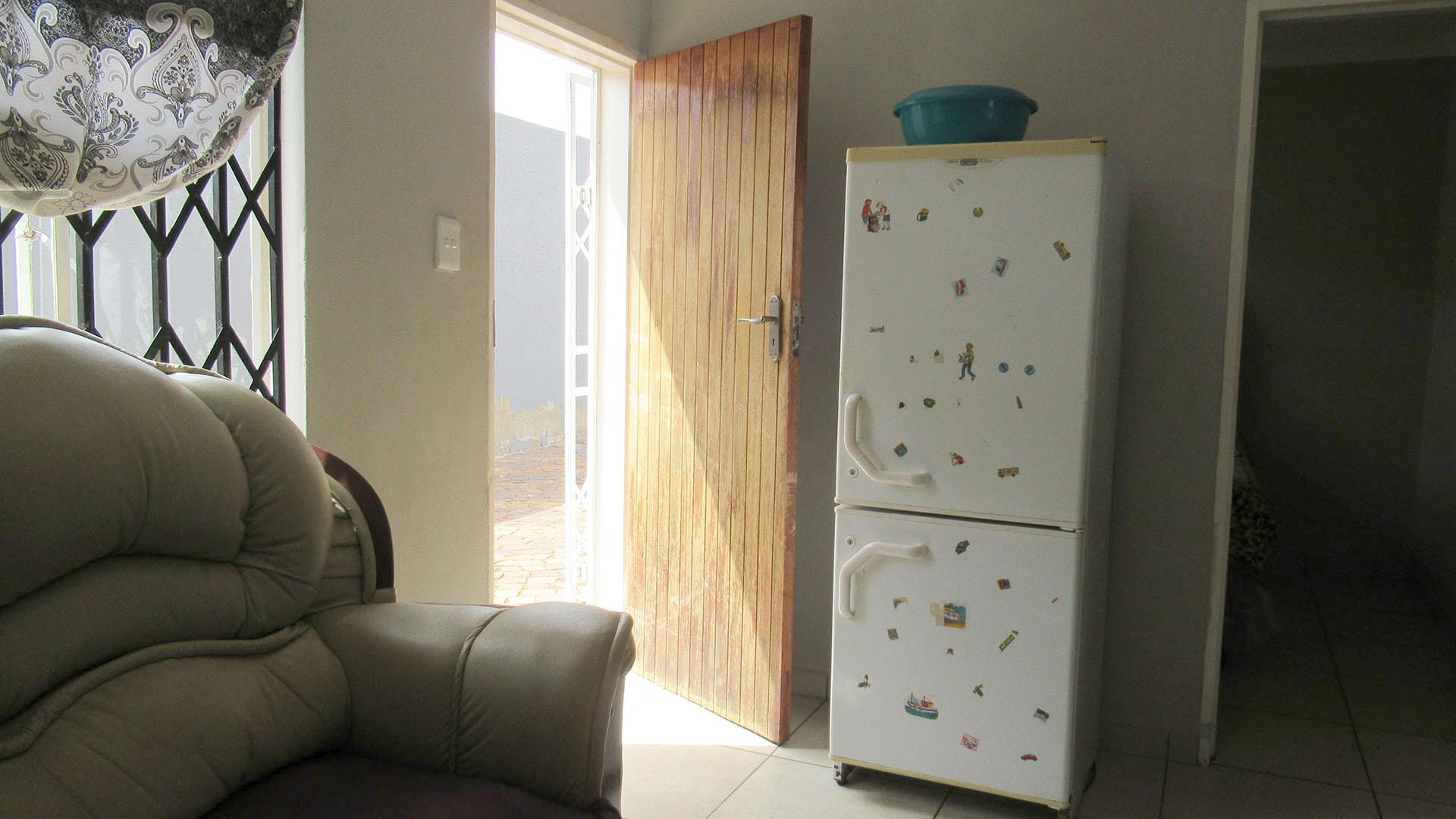 Lounges - 10 square meters of property in Protea Glen