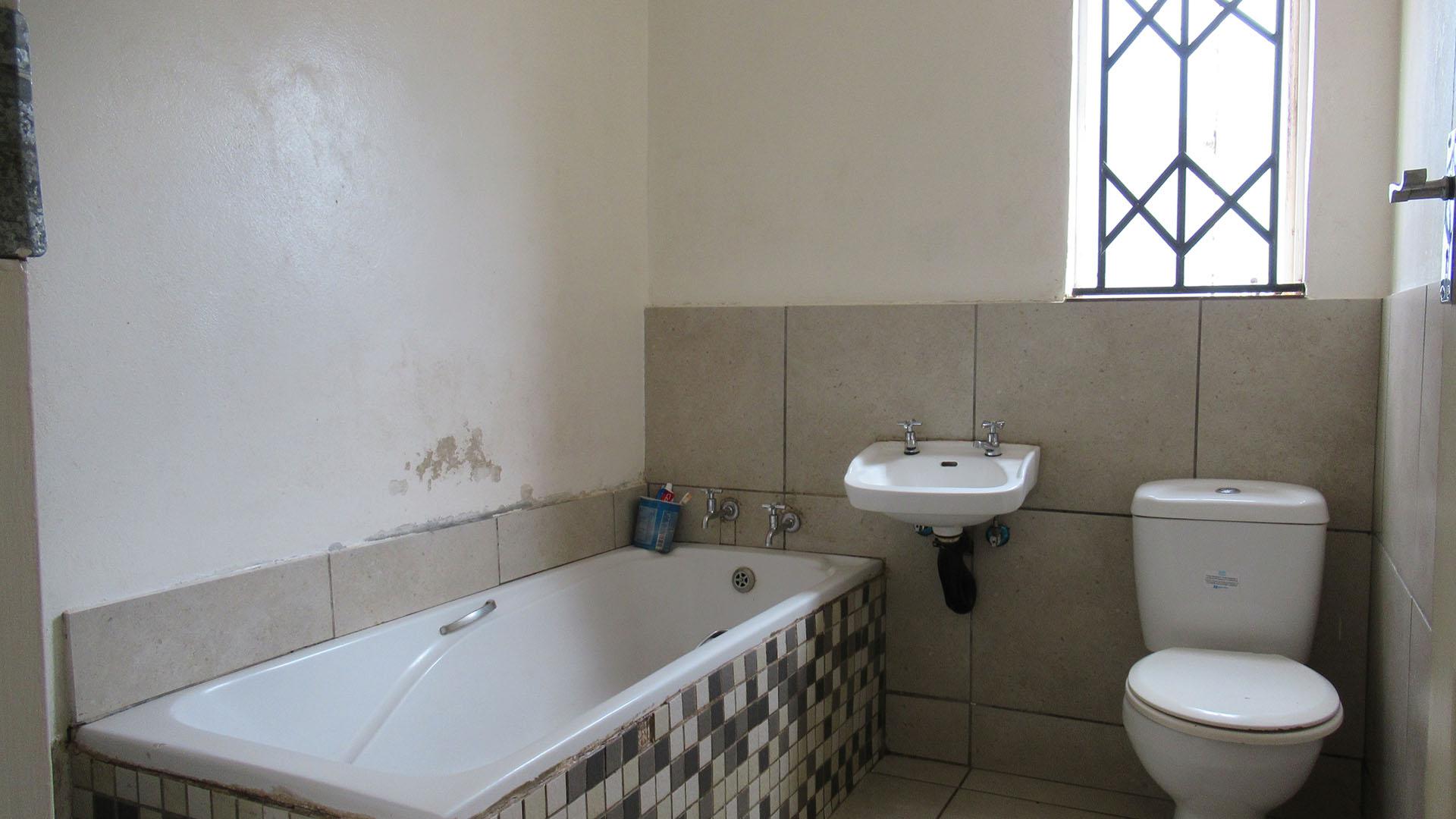 Bathroom 1 - 5 square meters of property in Protea Glen