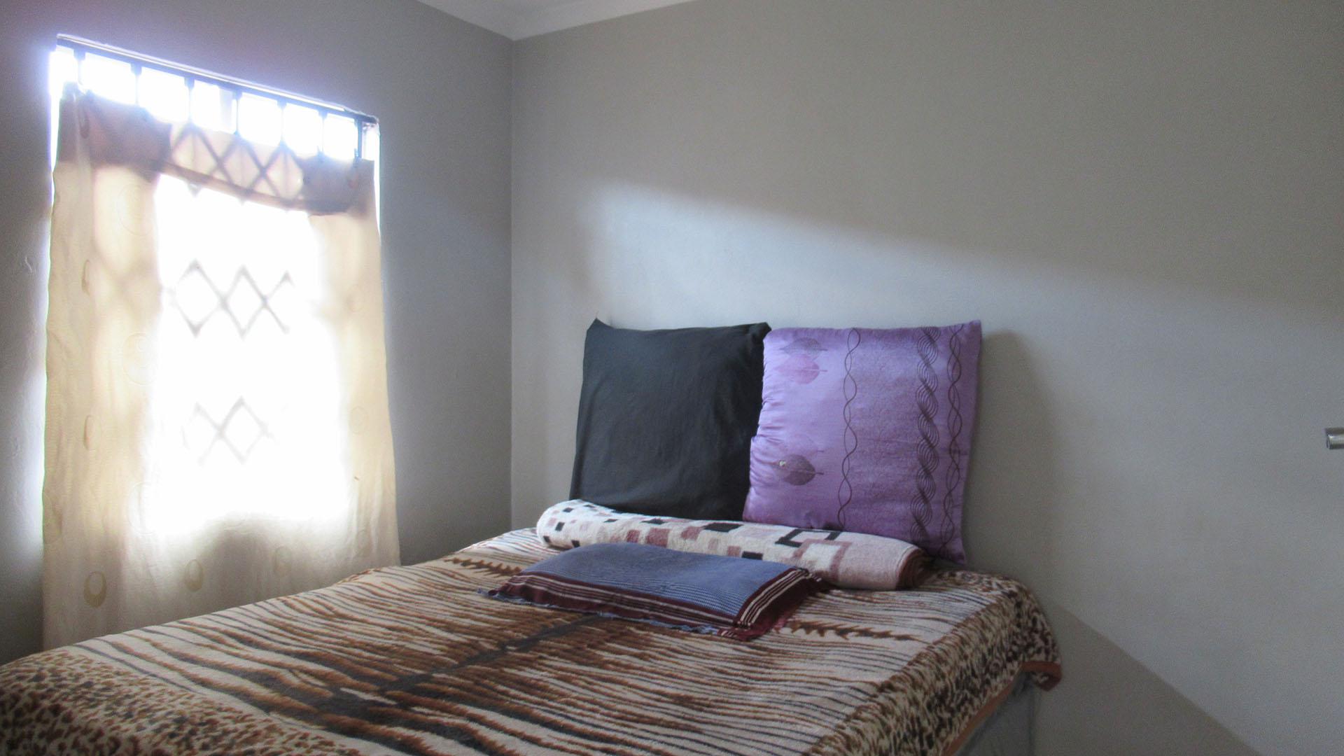 Bed Room 1 - 8 square meters of property in Protea Glen