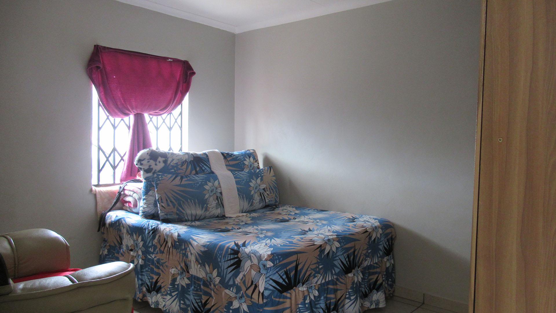 Bed Room 2 - 13 square meters of property in Protea Glen