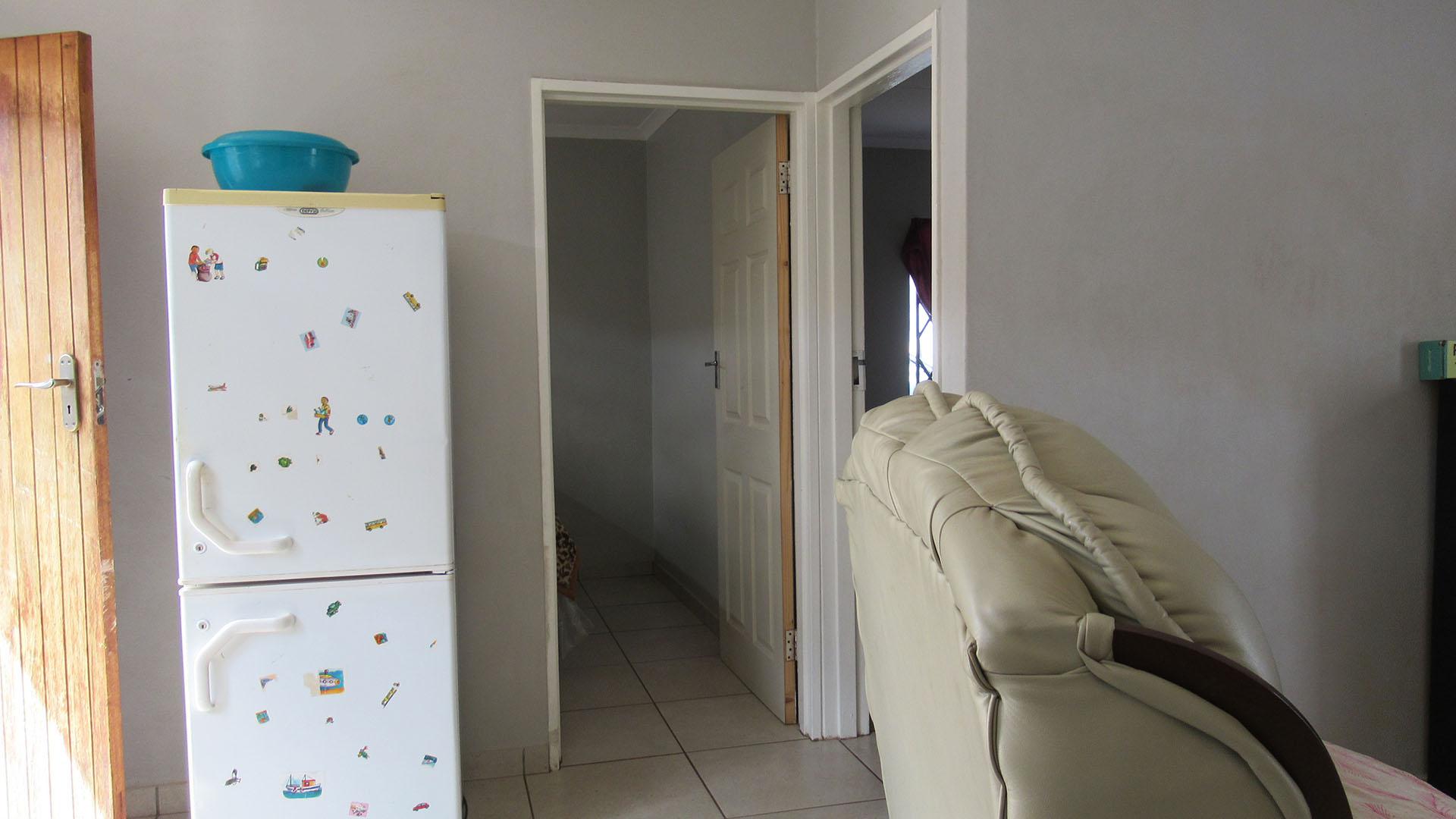 Lounges - 10 square meters of property in Protea Glen