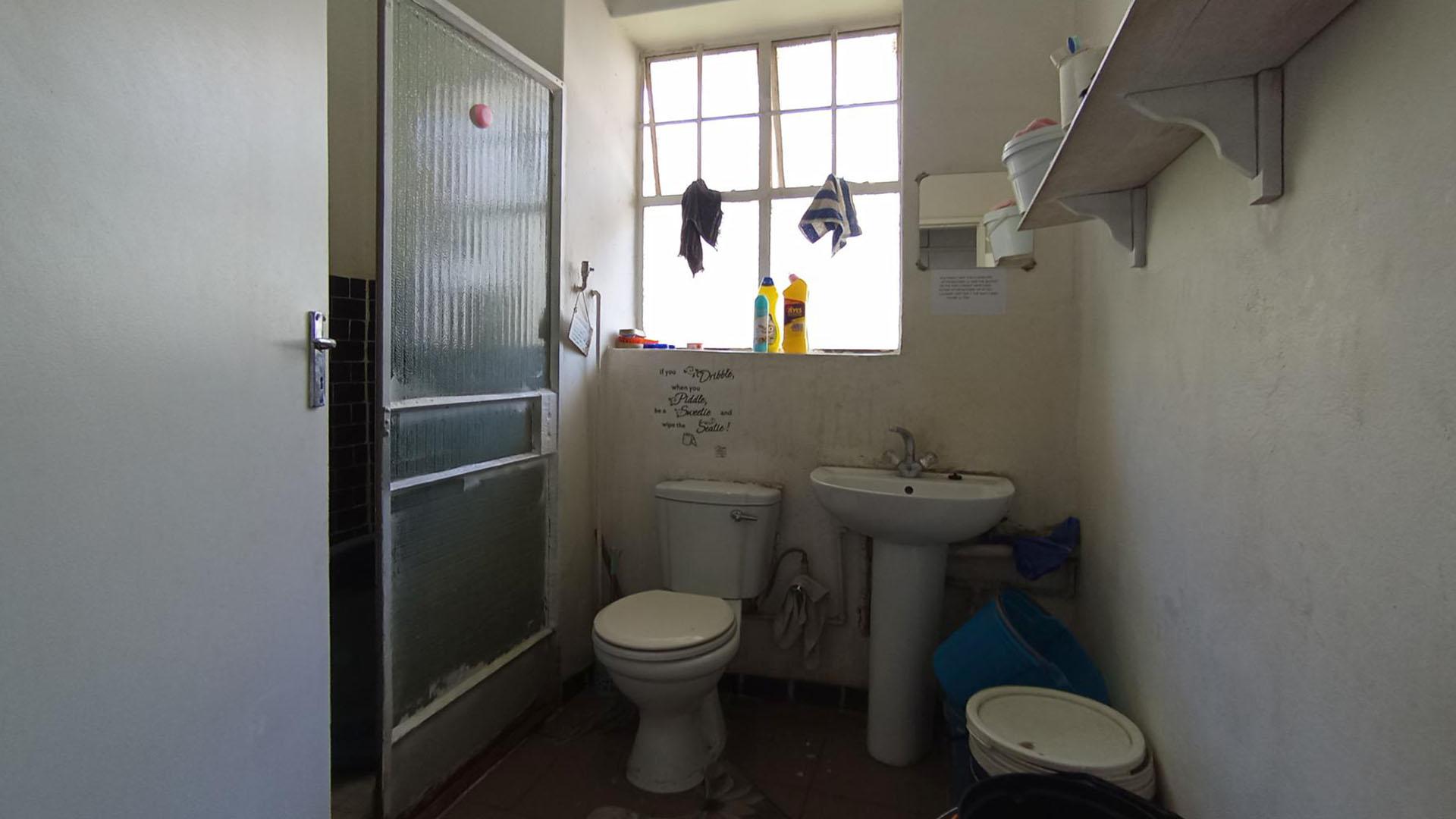 Bathroom 1 - 4 square meters of property in Sunnyside
