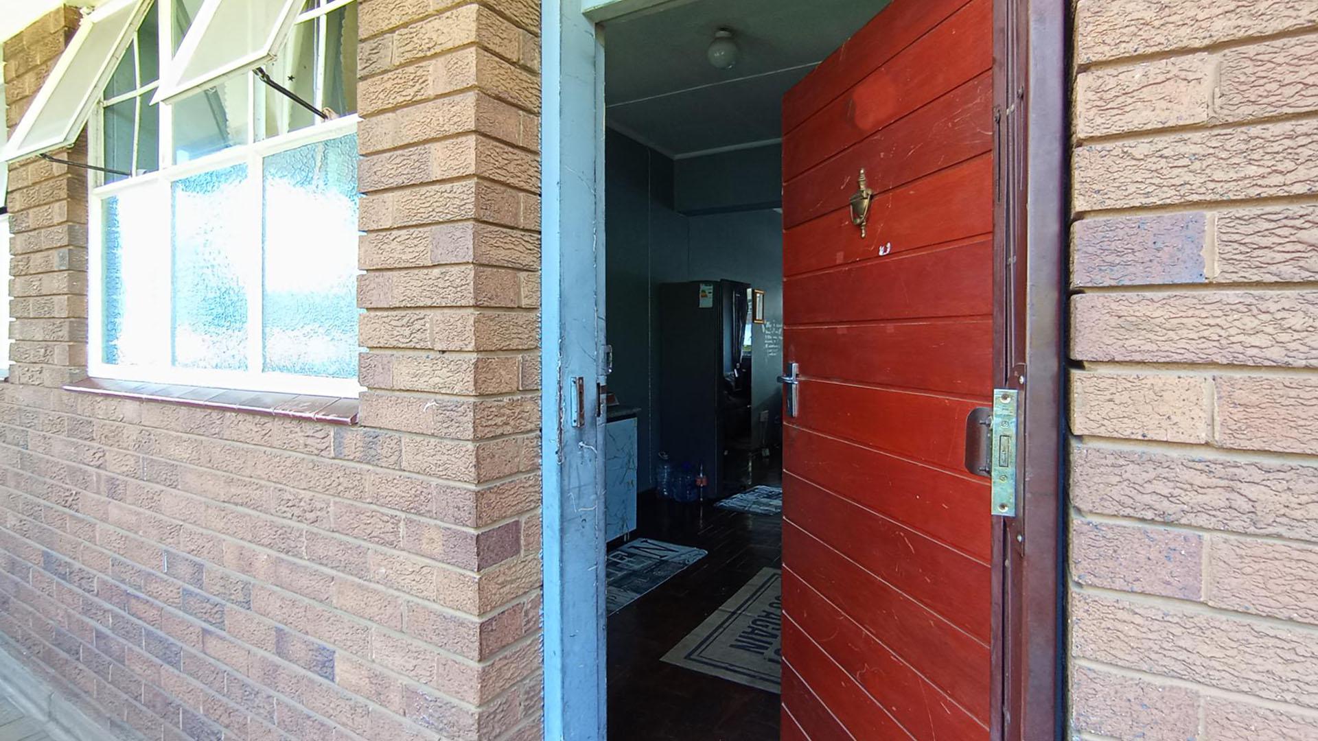 Front View of property in Sunnyside