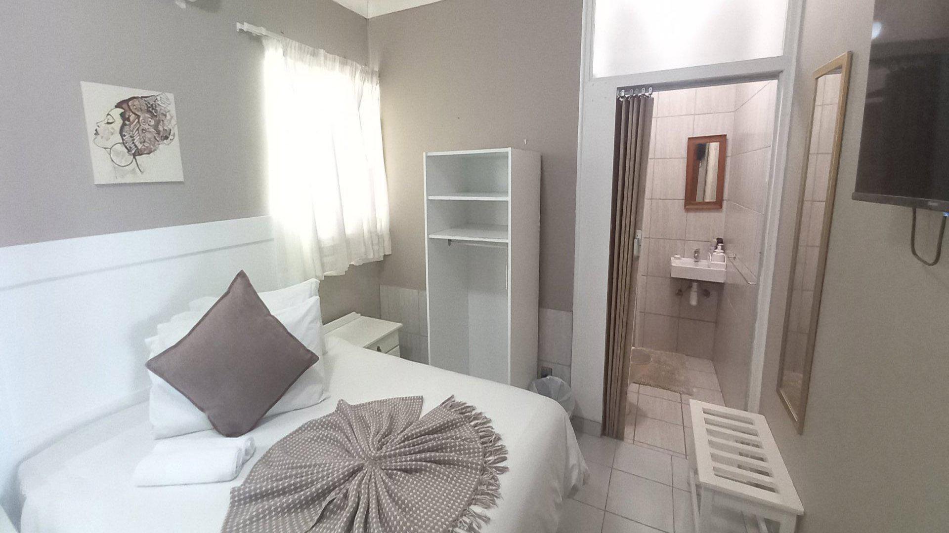 Bed Room 5+ of property in East London