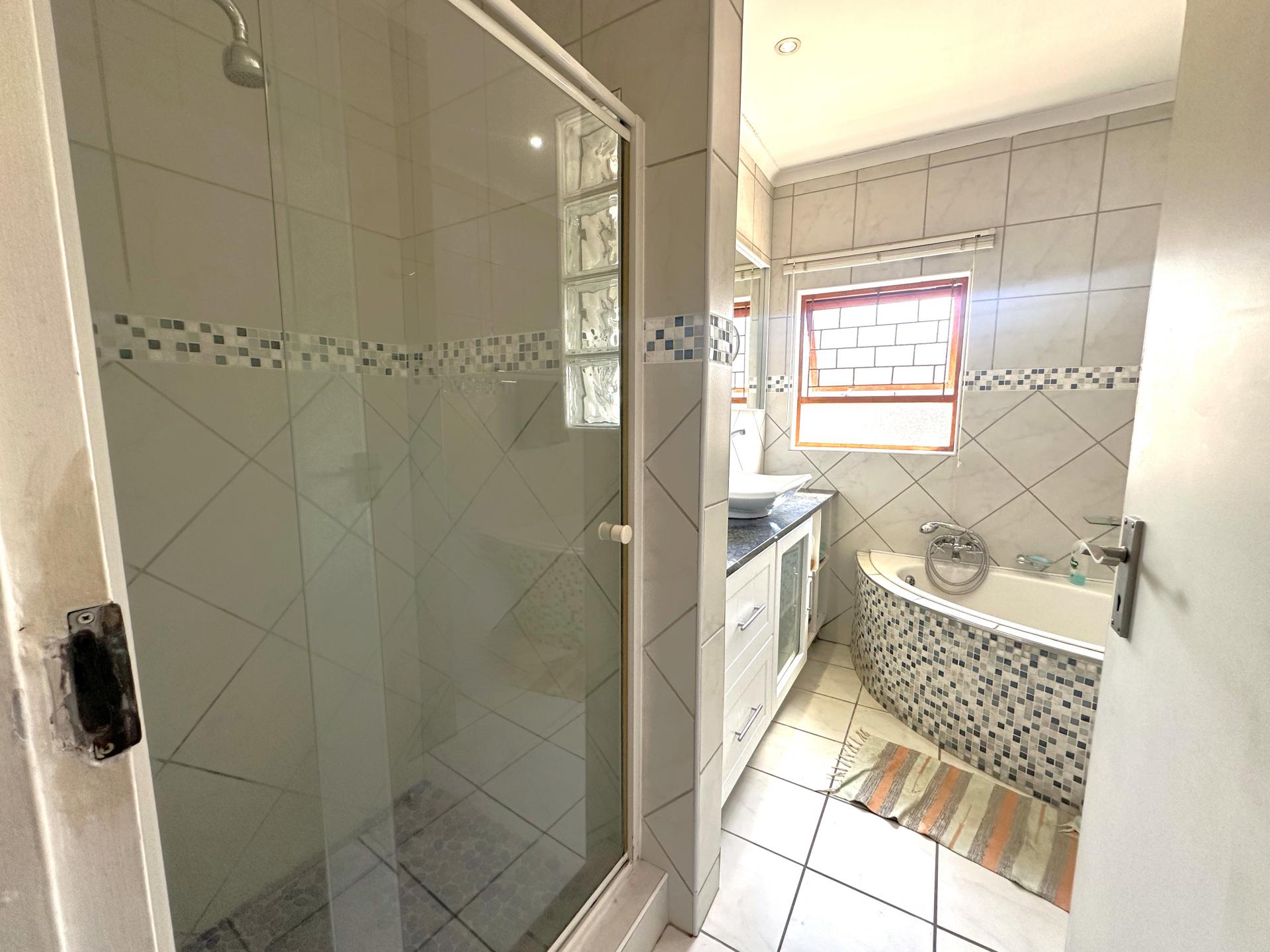  of property in Glen Barrie