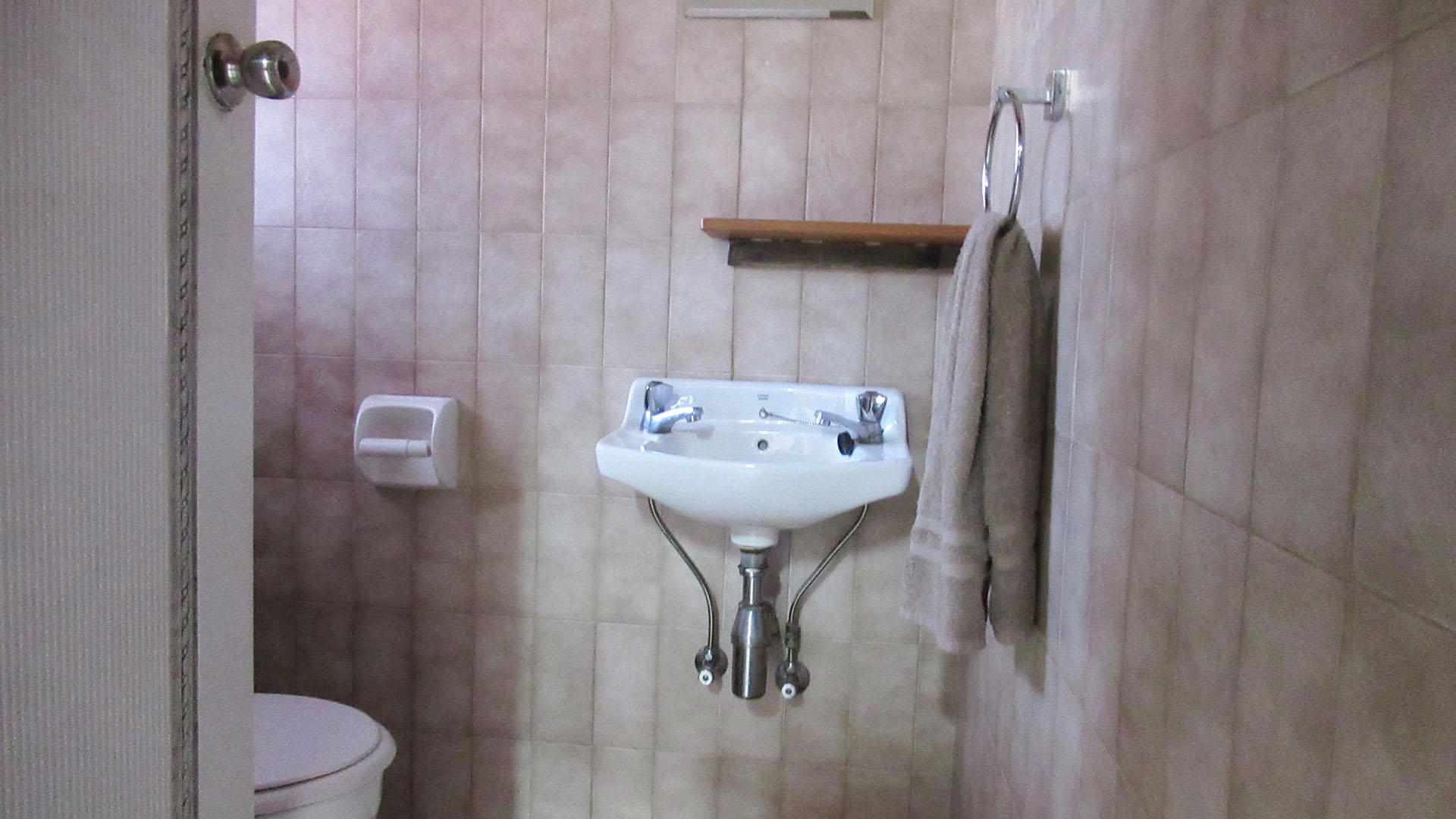 Bathroom 1 - 5 square meters of property in Boksburg South
