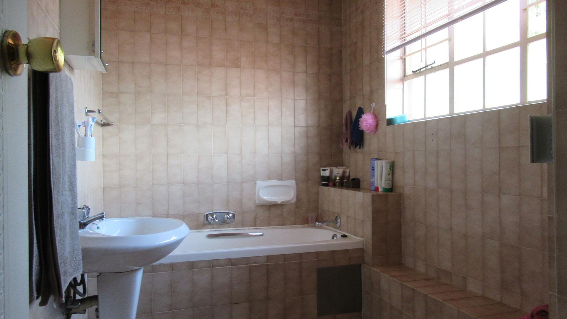 Bathroom 3+ - 7 square meters of property in Boksburg South