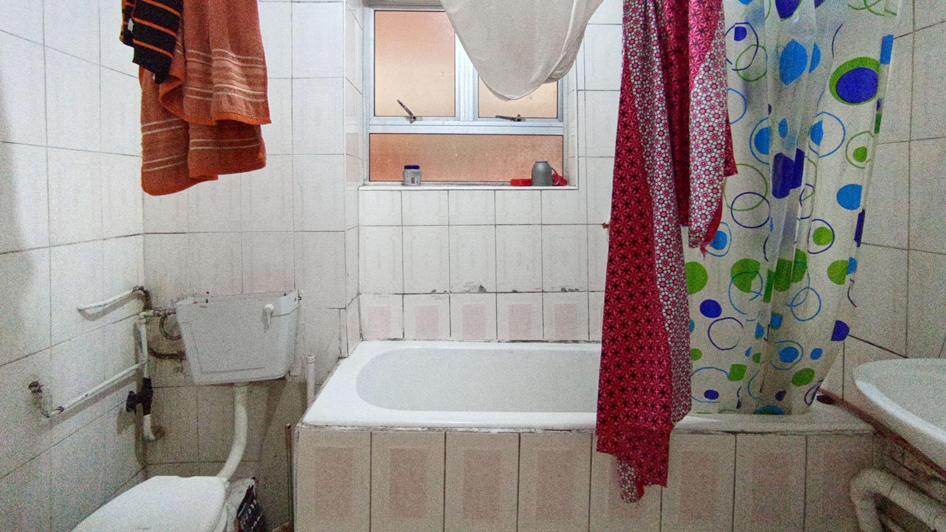 Bathroom 1 - 5 square meters of property in Point