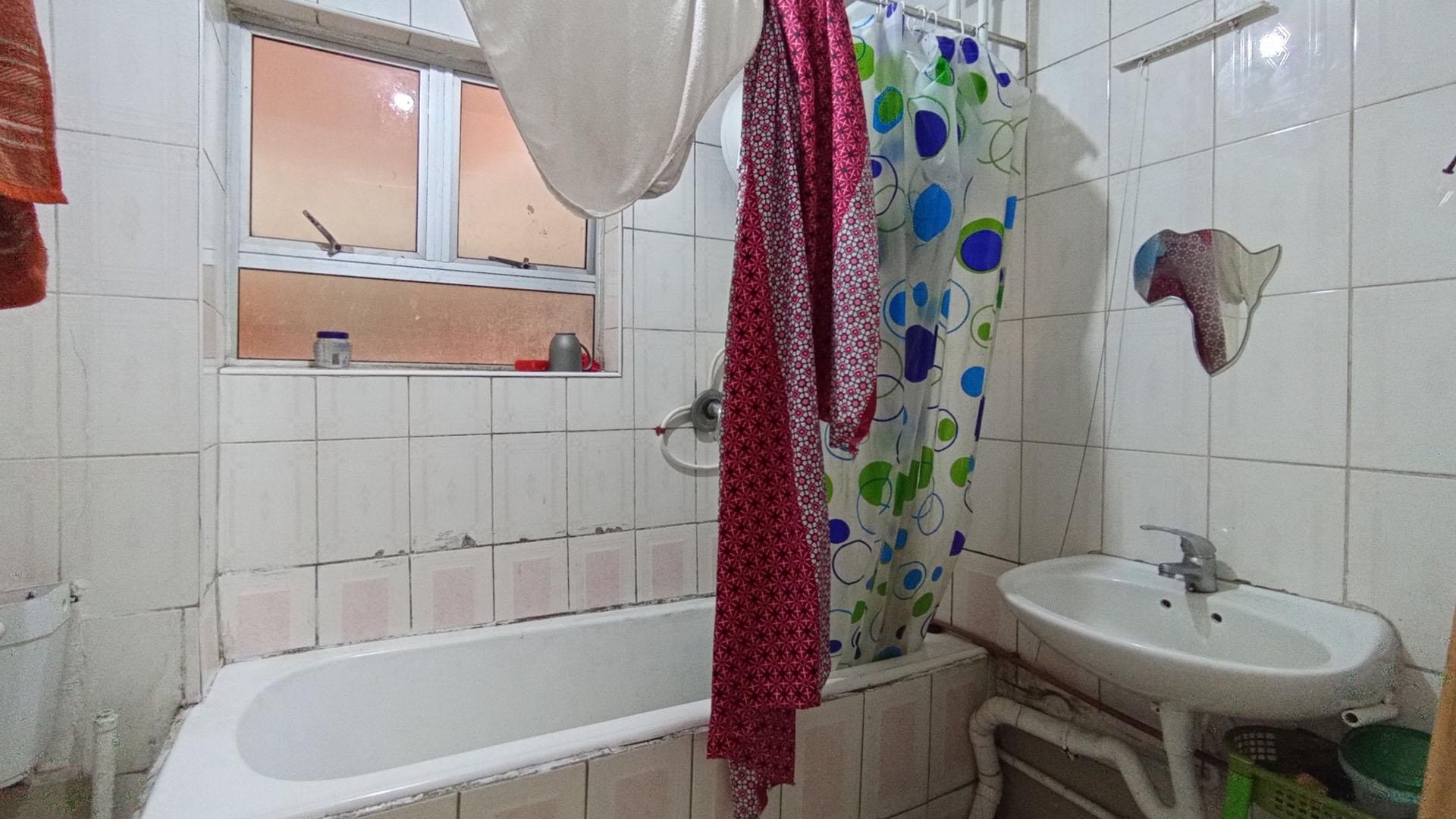 Bathroom 1 - 5 square meters of property in Point