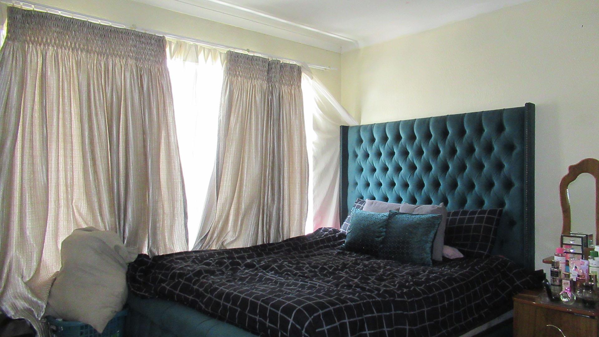 Bed Room 1 - 11 square meters of property in Krugersdorp
