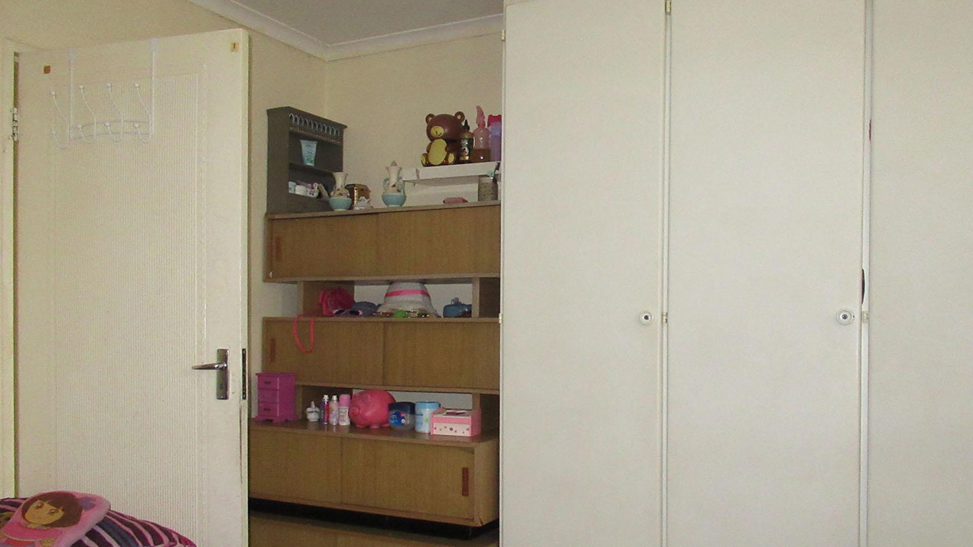 Bed Room 1 - 11 square meters of property in Krugersdorp