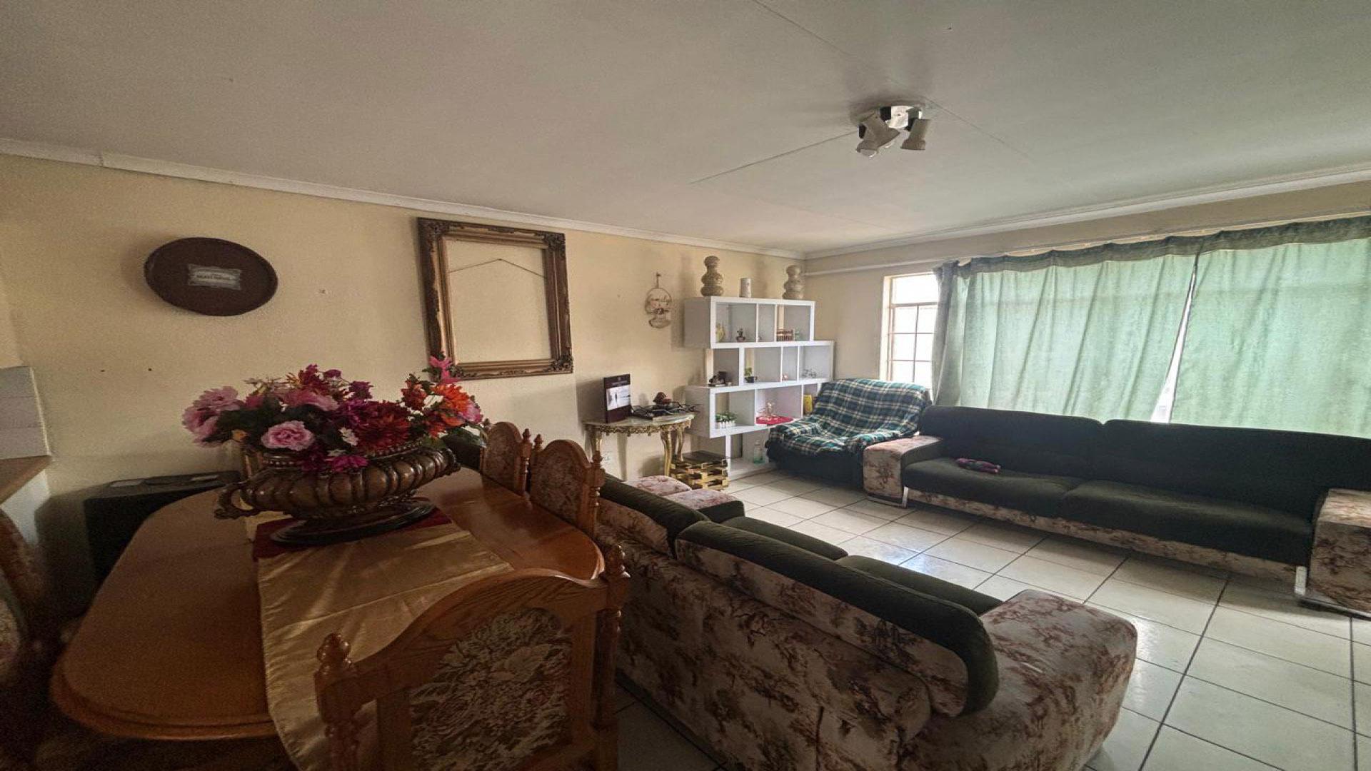Lounges - 23 square meters of property in Krugersdorp