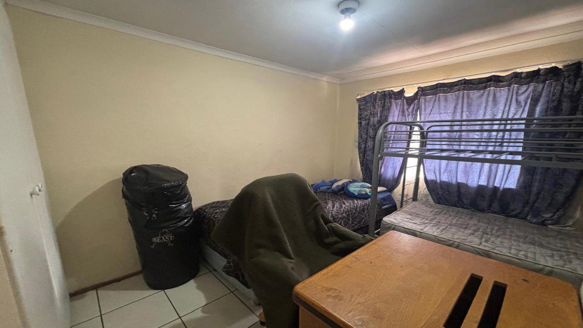 Bed Room 2 - 16 square meters of property in Krugersdorp
