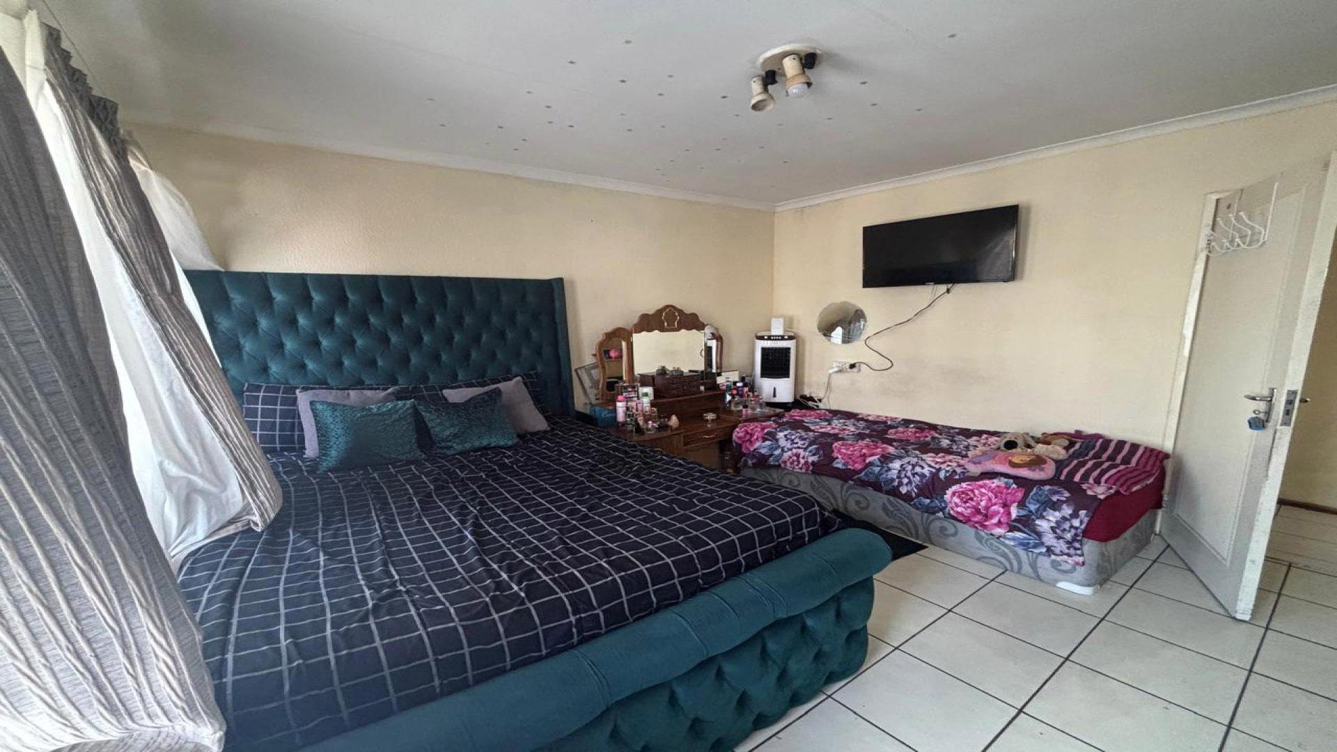 Bed Room 1 - 11 square meters of property in Krugersdorp