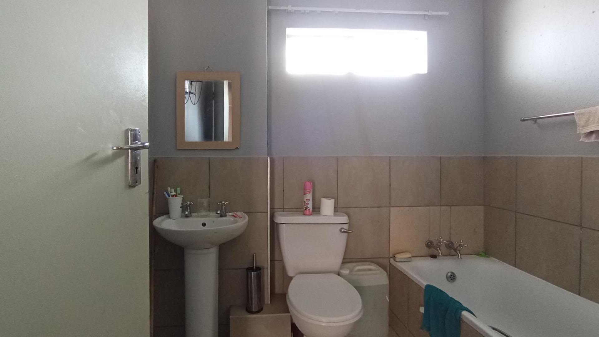 Bathroom 1 - 6 square meters of property in Lotus Gardens