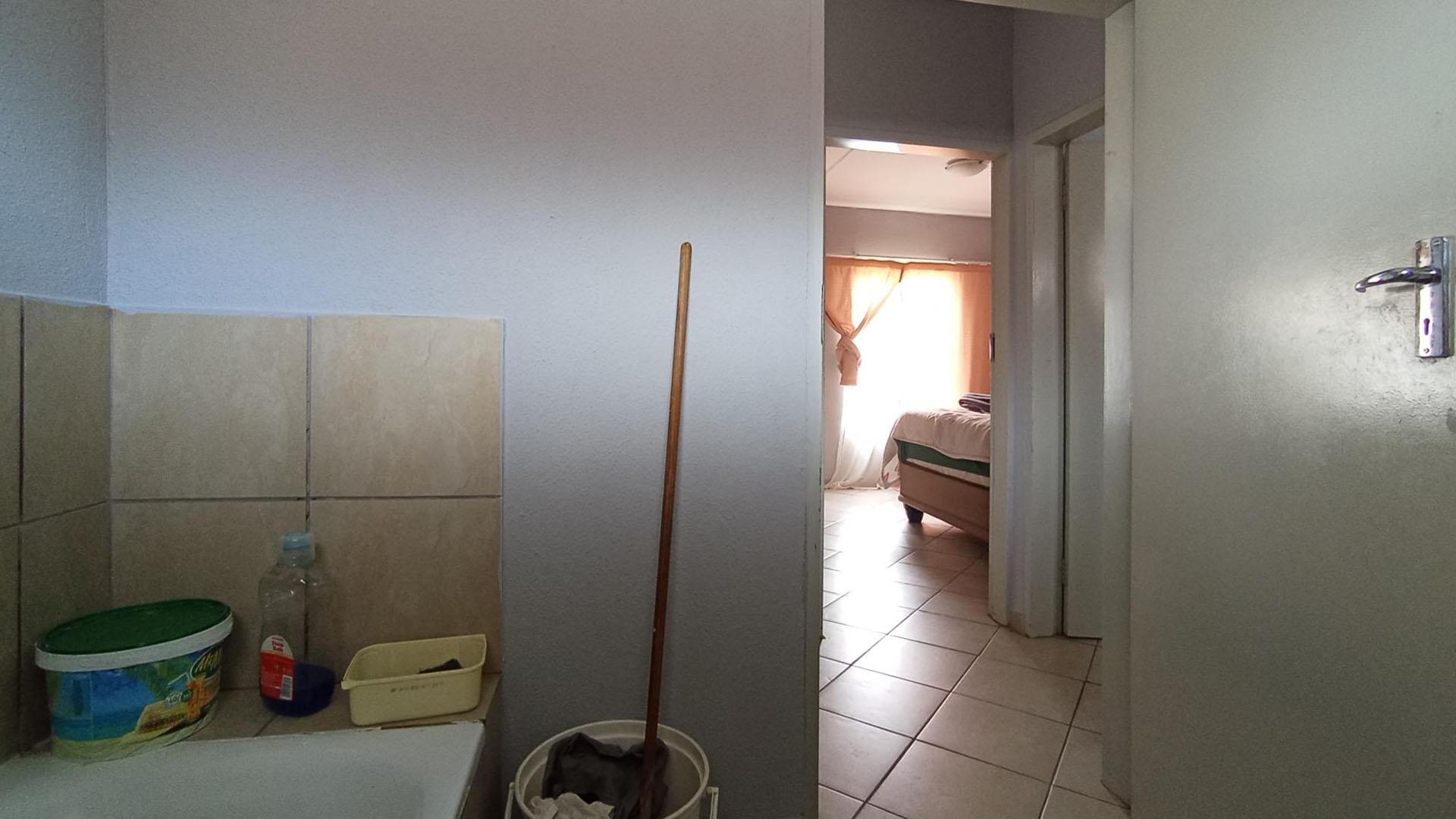 Bathroom 1 - 6 square meters of property in Lotus Gardens