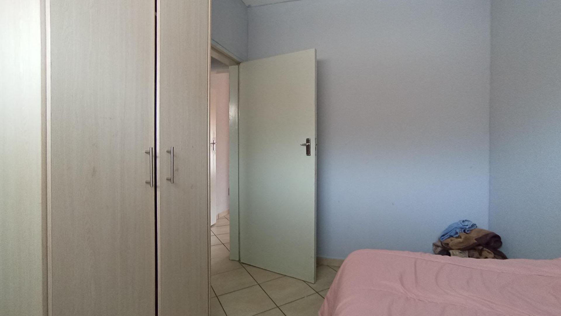 Bed Room 2 - 9 square meters of property in Lotus Gardens