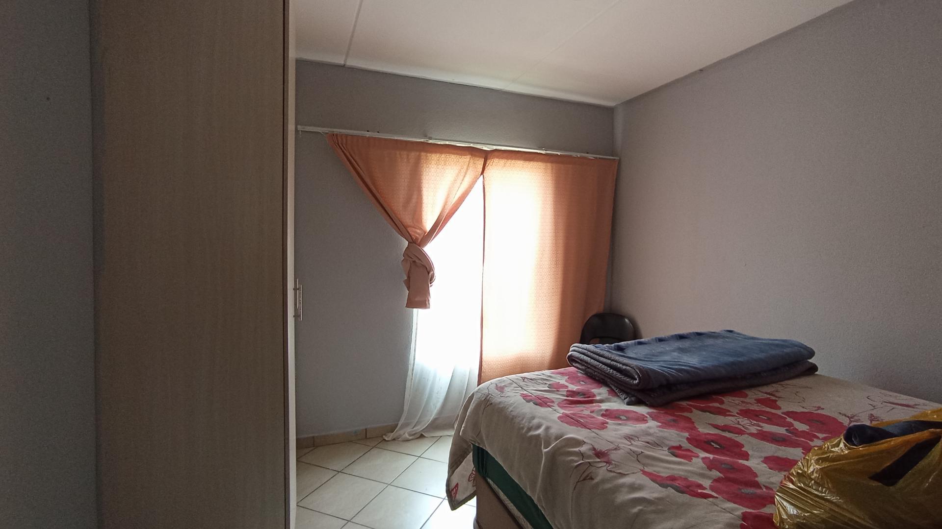 Bed Room 1 - 13 square meters of property in Lotus Gardens