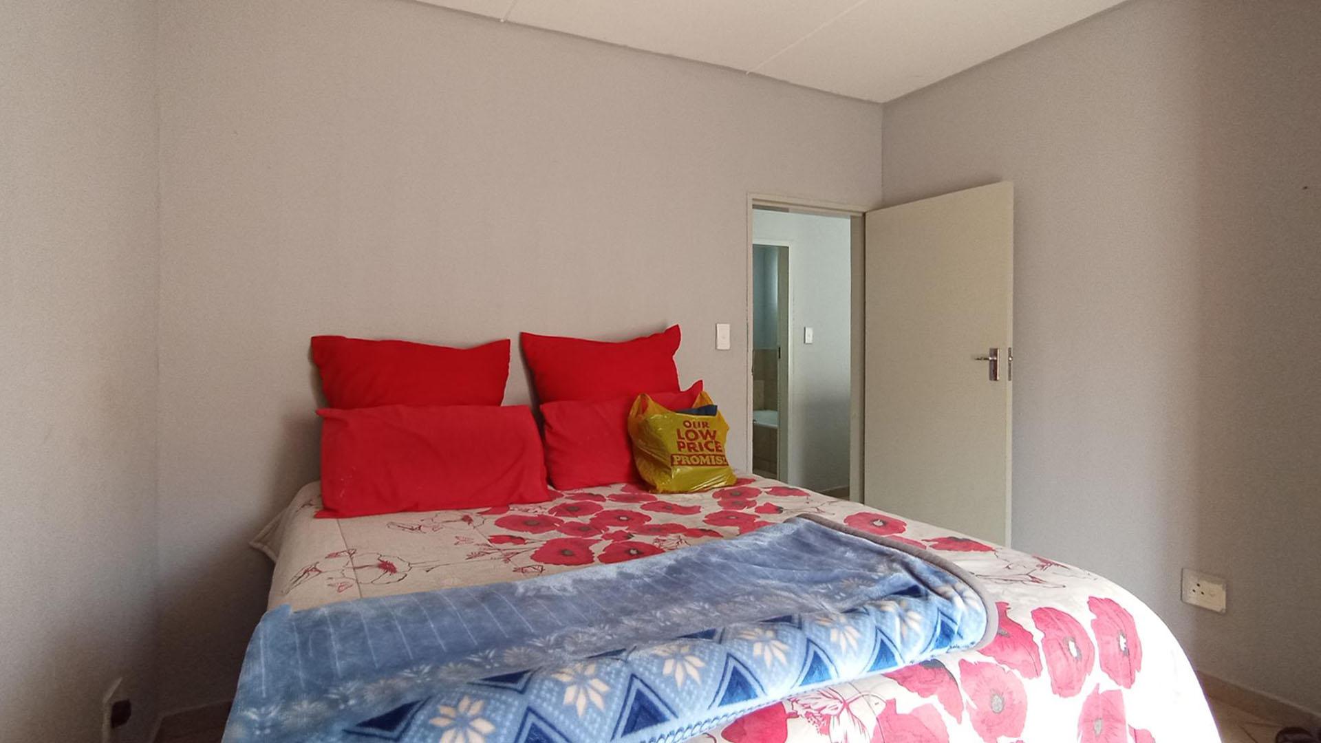 Bed Room 1 - 13 square meters of property in Lotus Gardens