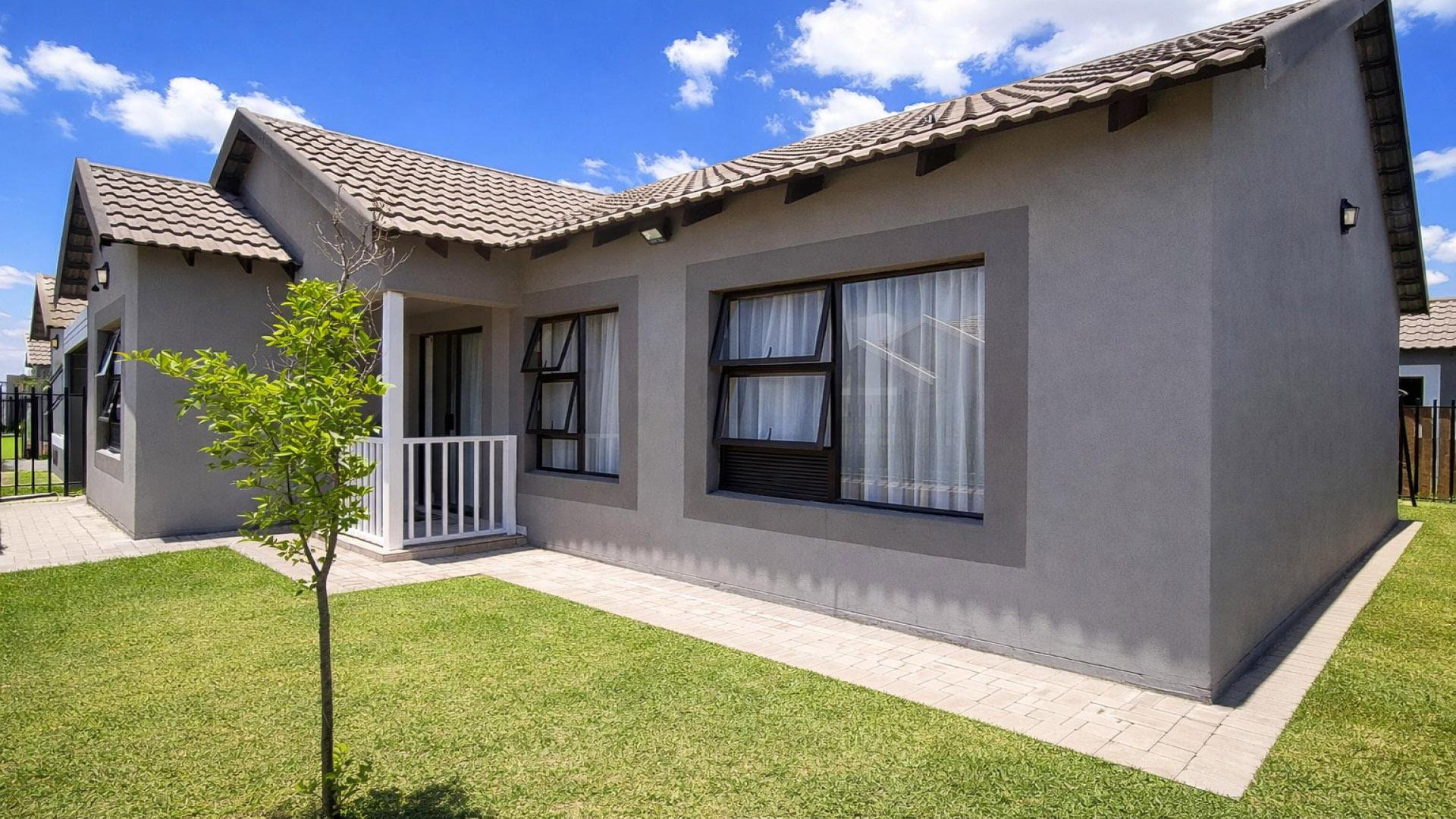 Front View of property in Heidedal