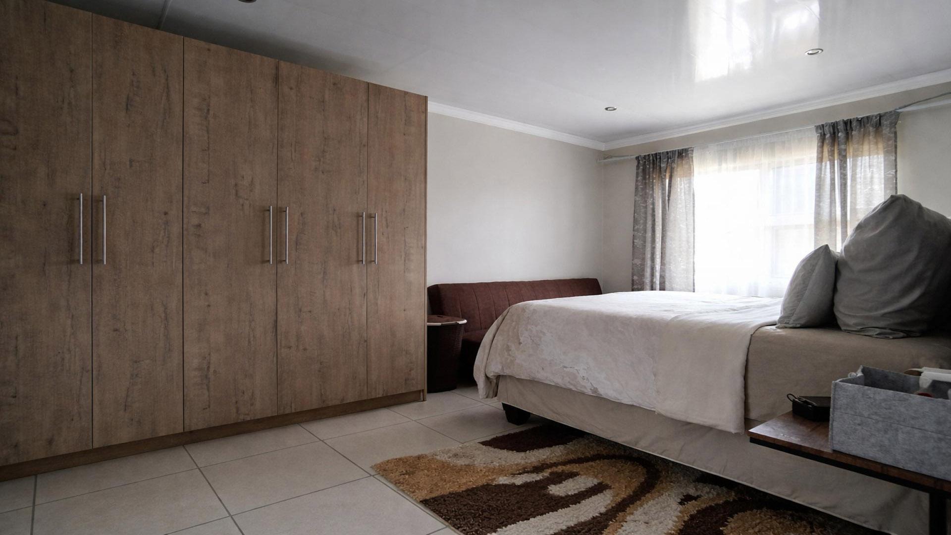 Main Bedroom of property in Heidedal