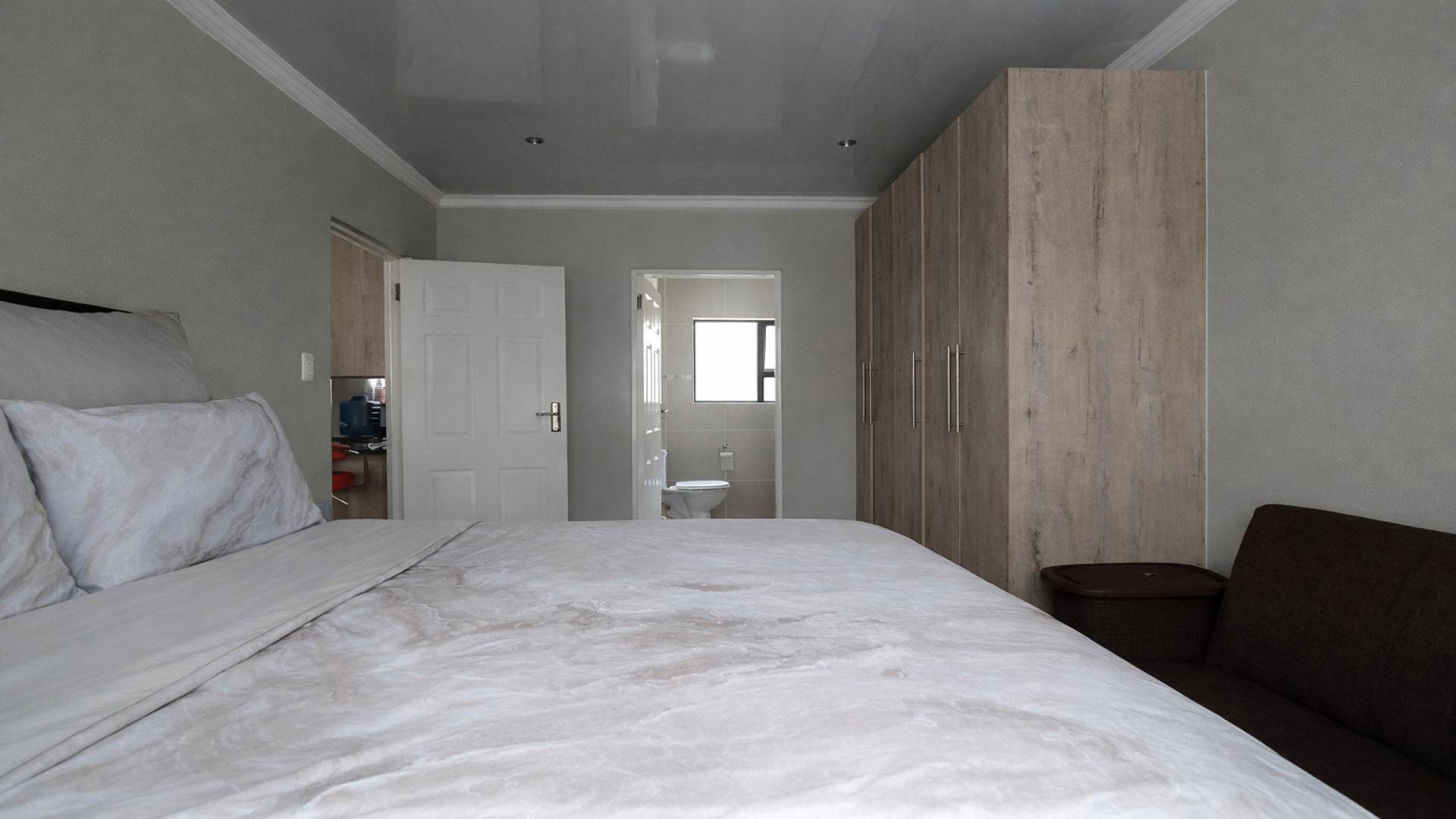 Main Bedroom of property in Heidedal