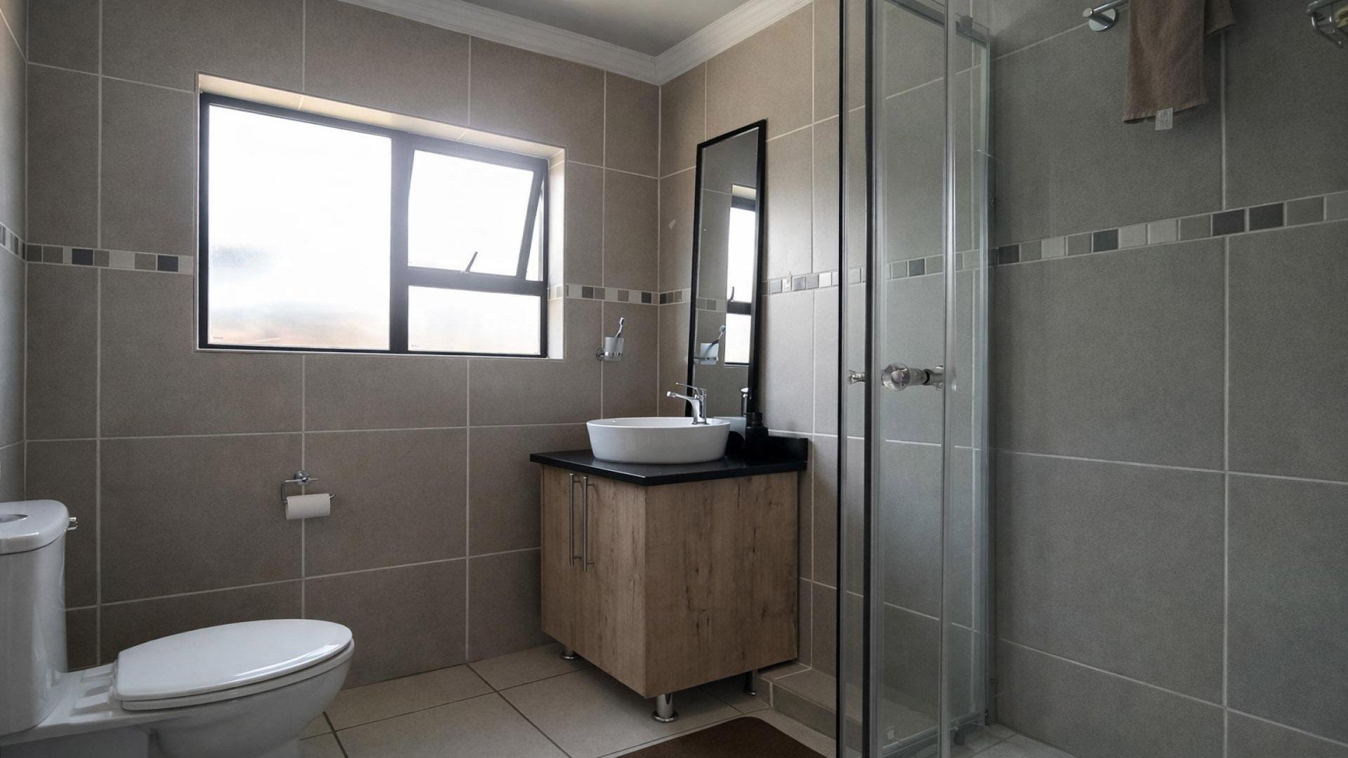 Main Bathroom of property in Heidedal