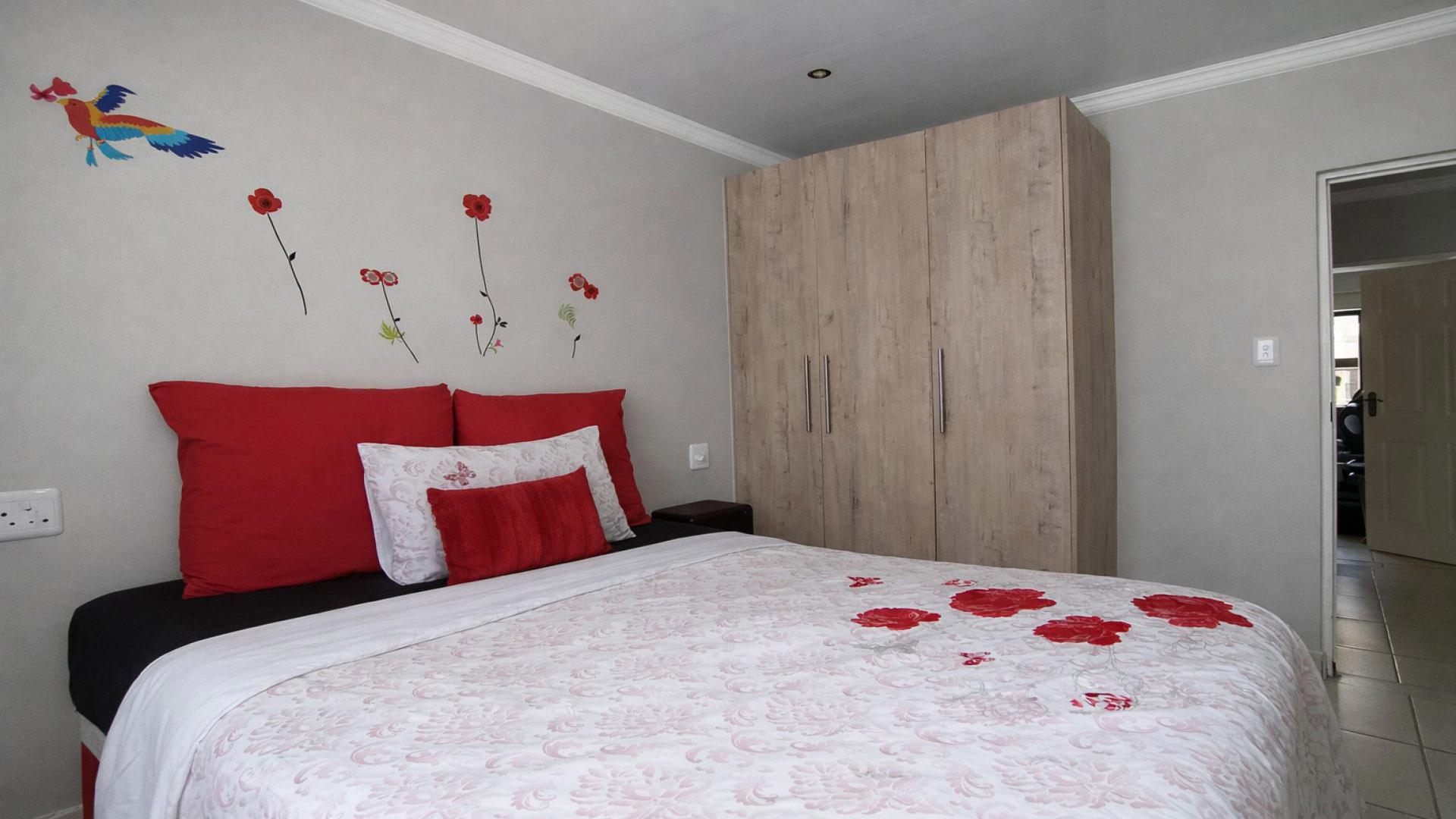 Bed Room 1 of property in Heidedal