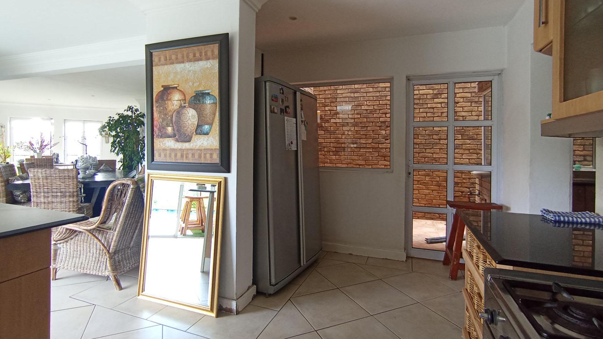 Kitchen - 13 square meters of property in Glenvista